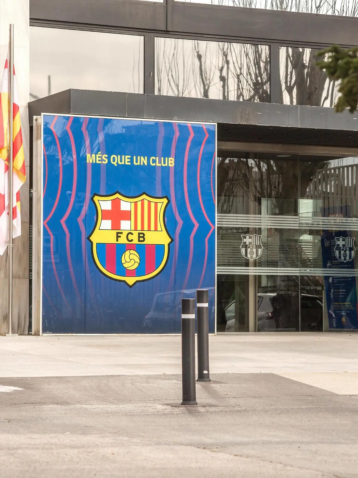 March 1, 2021, Barcelona, Catalonia, Spain: Police officers seen entering the FC Barcelona, Barca office..Police have been to the offices of the Football Club Barcelona for registration and investigation about the alleged crimes of unfair administration and corruption known as Barcagate , a record that has resulted in the arrest of former club president, Josep Maria Bartomeu. Barcelona Spain - ZUMAs197 0114442732st Copyright: xThiagoxPrudenciox