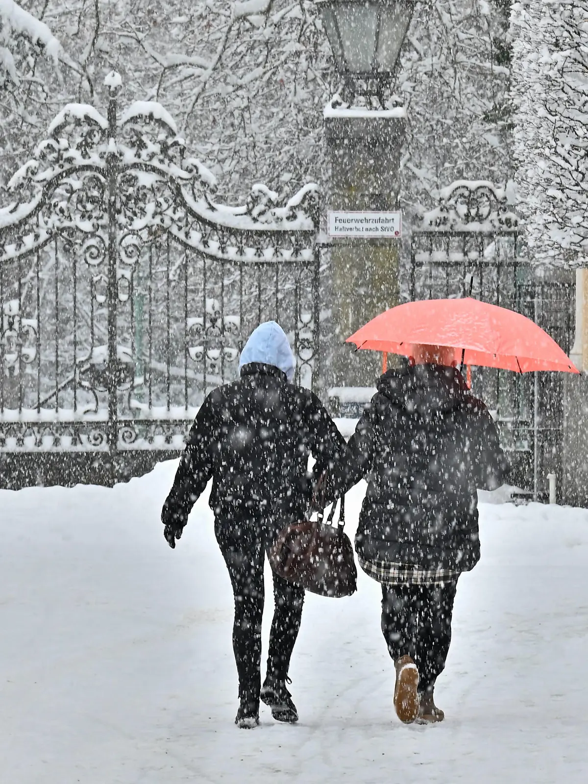 Endlich Schnee. Ein Wintertag in Bad Reichenhall. Bad Reichenhall Bayern Deutschland *** Finally snow A winter day in Bad Reichenhall Bad Reichenhall Bavaria Germany Copyright: xRolfxPossx