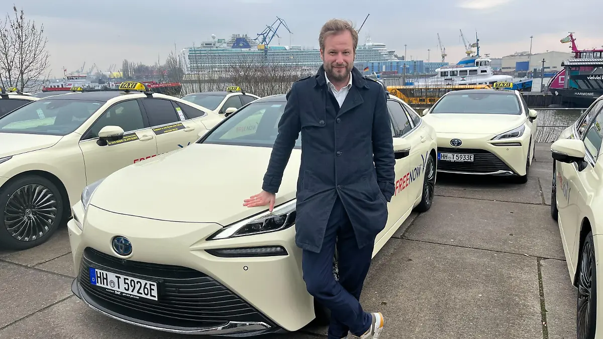 "Damit leisten wir gemeinsam mit der Taxibranche einen echten Beitrag zum Klimaschutz", so Anjes Tjarks, Senator für Verkehr und Mobilitätswende.