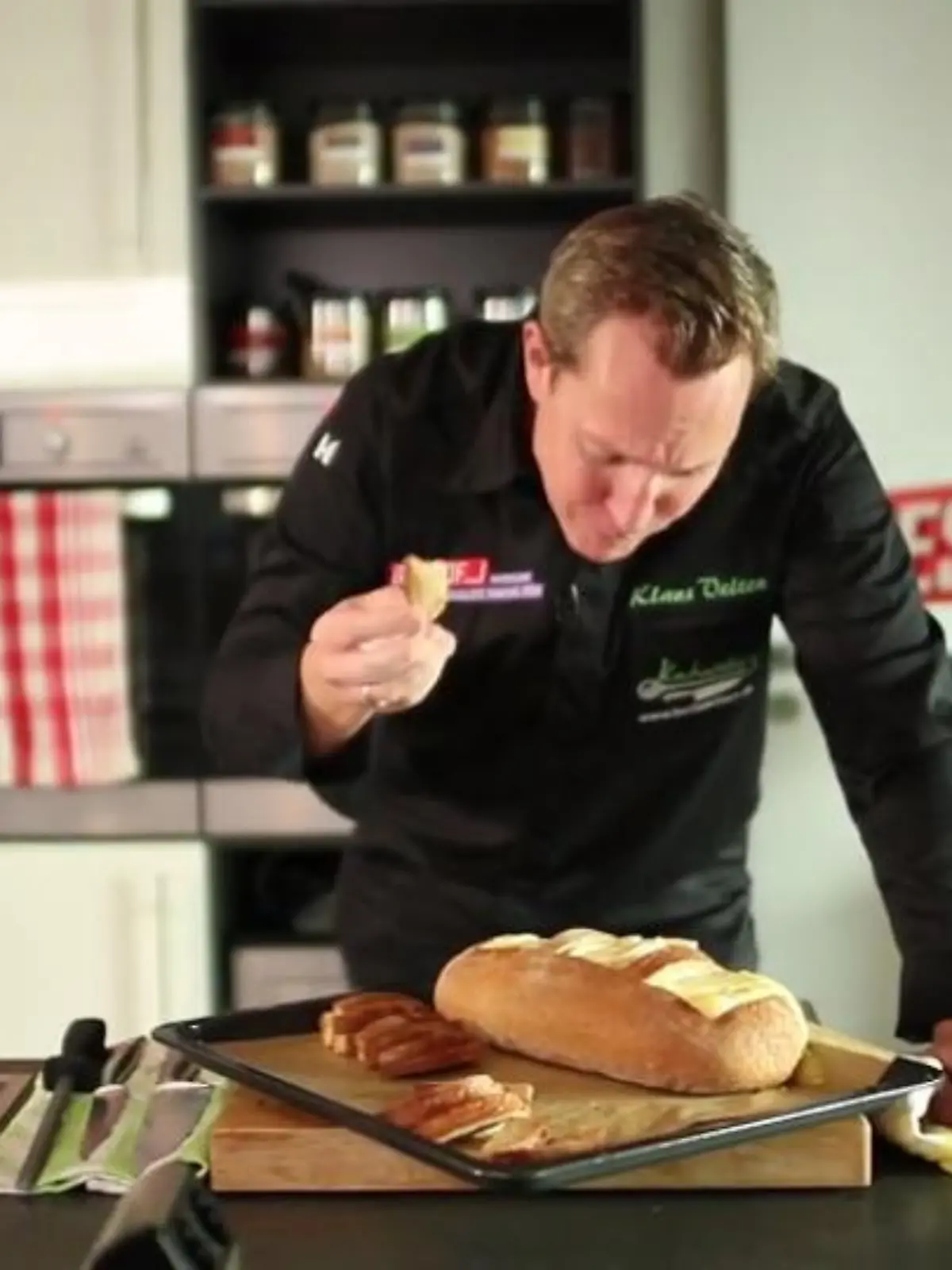 Bild zu: "Knuspriges Käsebrot zum Dippen"