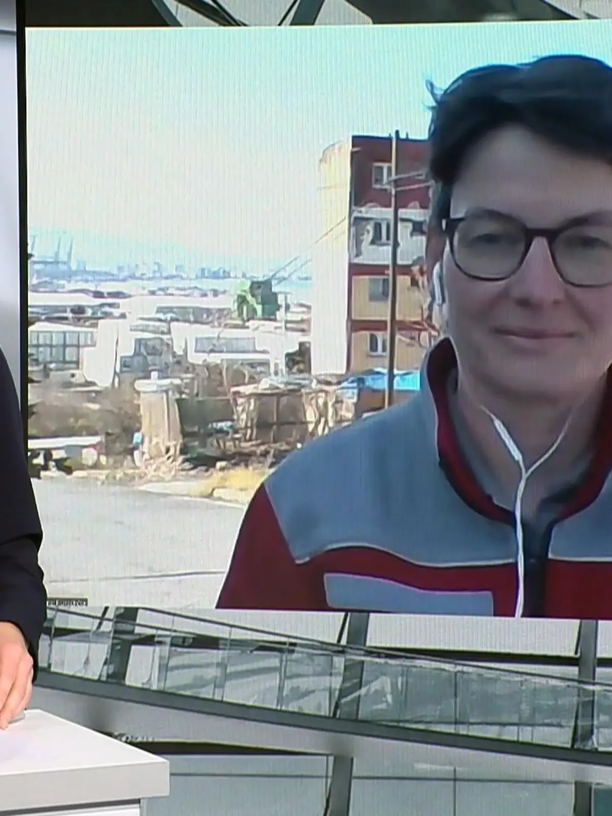 Das Erdbeben in der Türkei und Syrien hat mehr als 42.000 Menschen das Leben gekostet — und weiteren tausend Menschen das Zuhause. Einige Ortschaften in der Türkei könnten vollständig evakuiert werden, da diese nicht mehr bewohnbar seien. “Jeder hier ist von der Katastrophe betroffen”, sagt Juliane Flurschütz von der Johanniter Auslandshilfe.
Genau deshalb ist jede Hilfe wichtig, sowohl Spenden als auch die professionelle Unterstützung von Hilfsorganisationen. „Die Hilfeleistungen kommen an”, versichert Flurschütz, allerdings hauptsächlich in großen Städten; in kleineren Orten und auf dem Land gestalte sich das bislang schwieriger. Warum Flurschütz die Menschen vor Ort “sehr beeindruckend” findet, erzählt sie im Interview mit RTL-Reporterin Vivian Bahlmann.