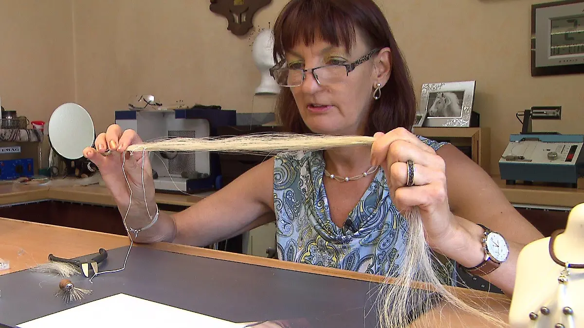 Sabine Staab aus Hude fertigt aus Pferdeschweifhaaren Schmuck an.