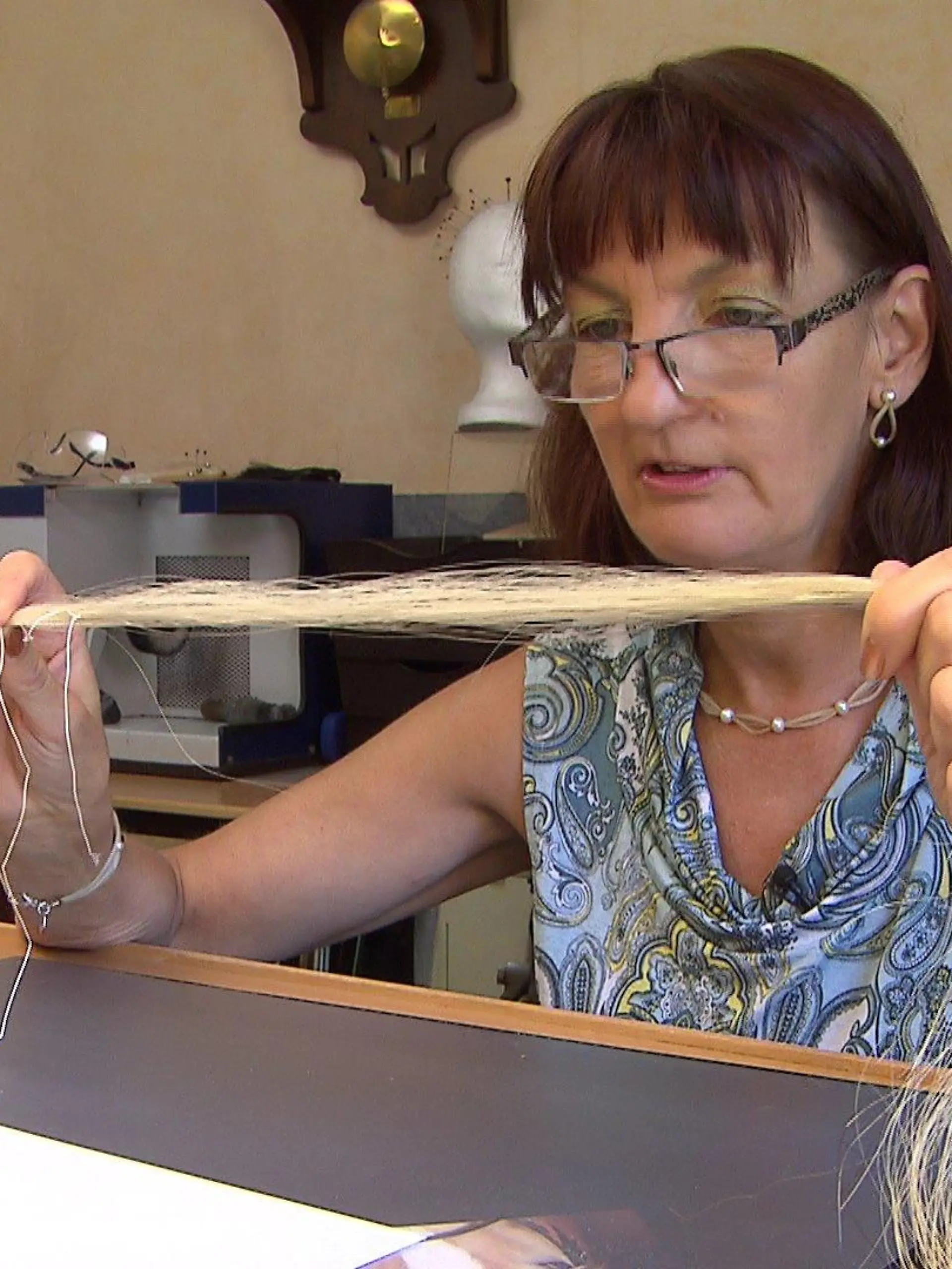 Sabine Staab aus Hude fertigt aus Pferdeschweifhaaren Schmuck an.