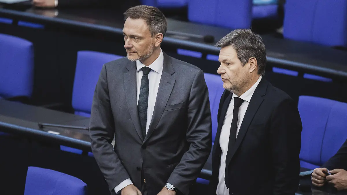 L-R Christian Lindner FDP, Bundesminister der Finanzen, und Robert Habeck Buendnis 90/Die Gruenen, Bundesminister fuer Wirtschaft und Klimaschutz und Vizekanzler, aufgenommen im Rahmen einer Sitzung des Deutschen Bundestages in Berlin, 08.02.2023. Berlin Deutschland *** L R Christian Lindner FDP , Federal Minister of Finance, and Robert Habeck Buendnis 90 Die Gruenen , Federal Minister of Economy and Climate Protection and Vice Chancellor, taken during a session of the German Bundestag in Berlin, 08 02 2023 Berlin Germany. Copyright: xFlorianxGaertner/photothek.dex