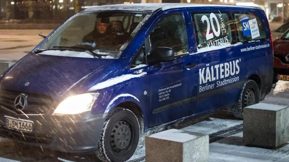 Der Kältebus steht am 05.01.2016 in Berlin vor dem Hauptbahnhof. Foto: Paul Zinken