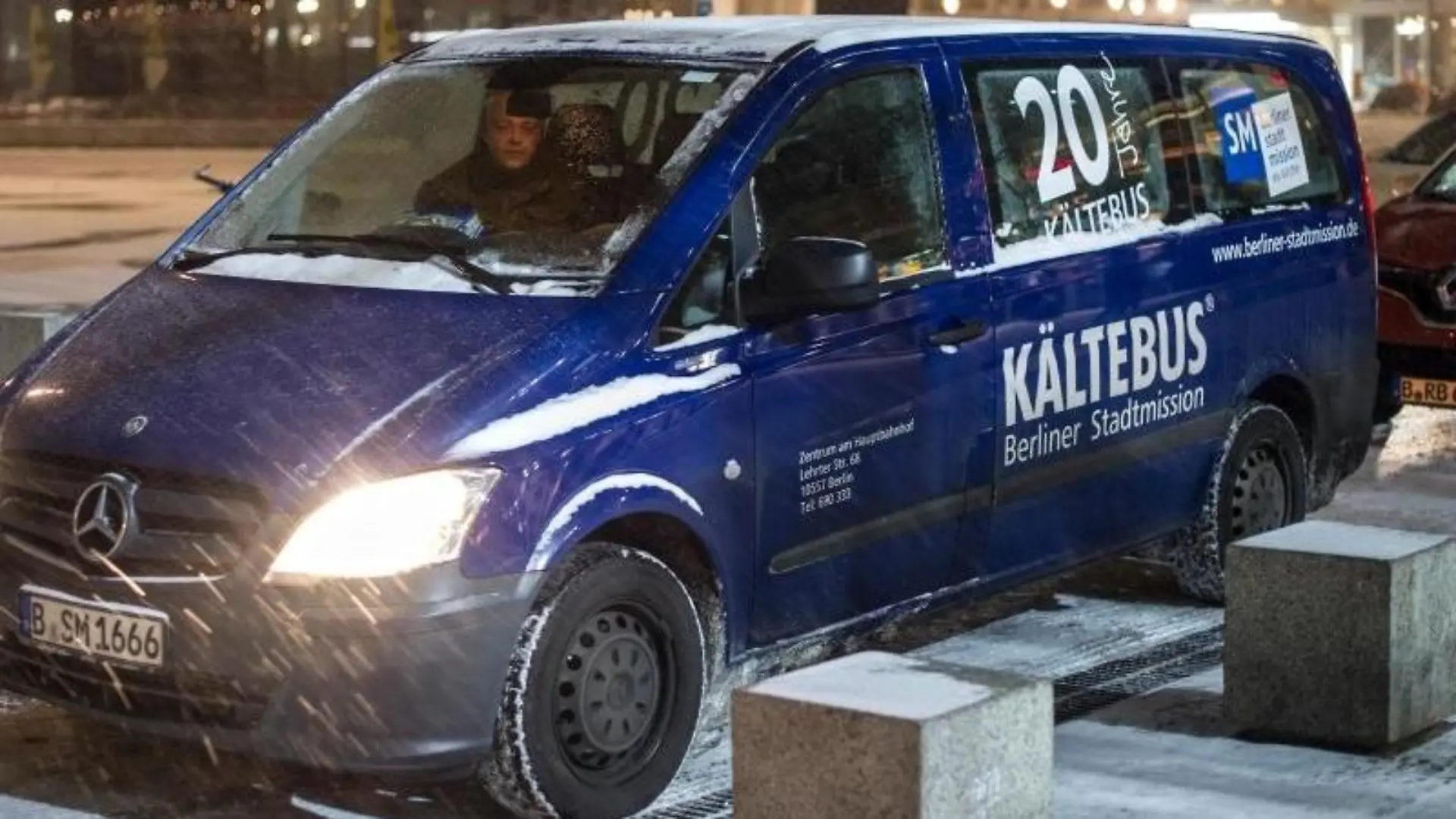 Der Kältebus steht am 05.01.2016 in Berlin vor dem Hauptbahnhof. Foto: Paul Zinken