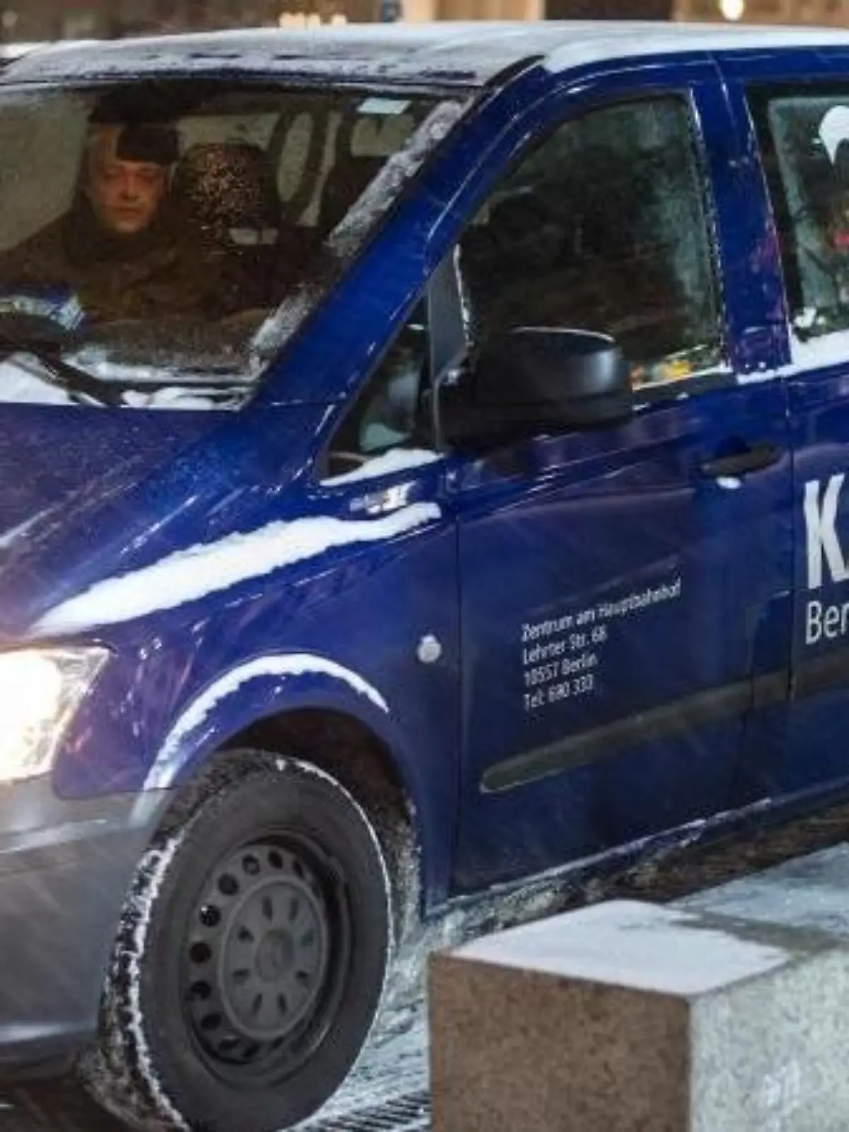 Der Kältebus steht am 05.01.2016 in Berlin vor dem Hauptbahnhof. Foto: Paul Zinken