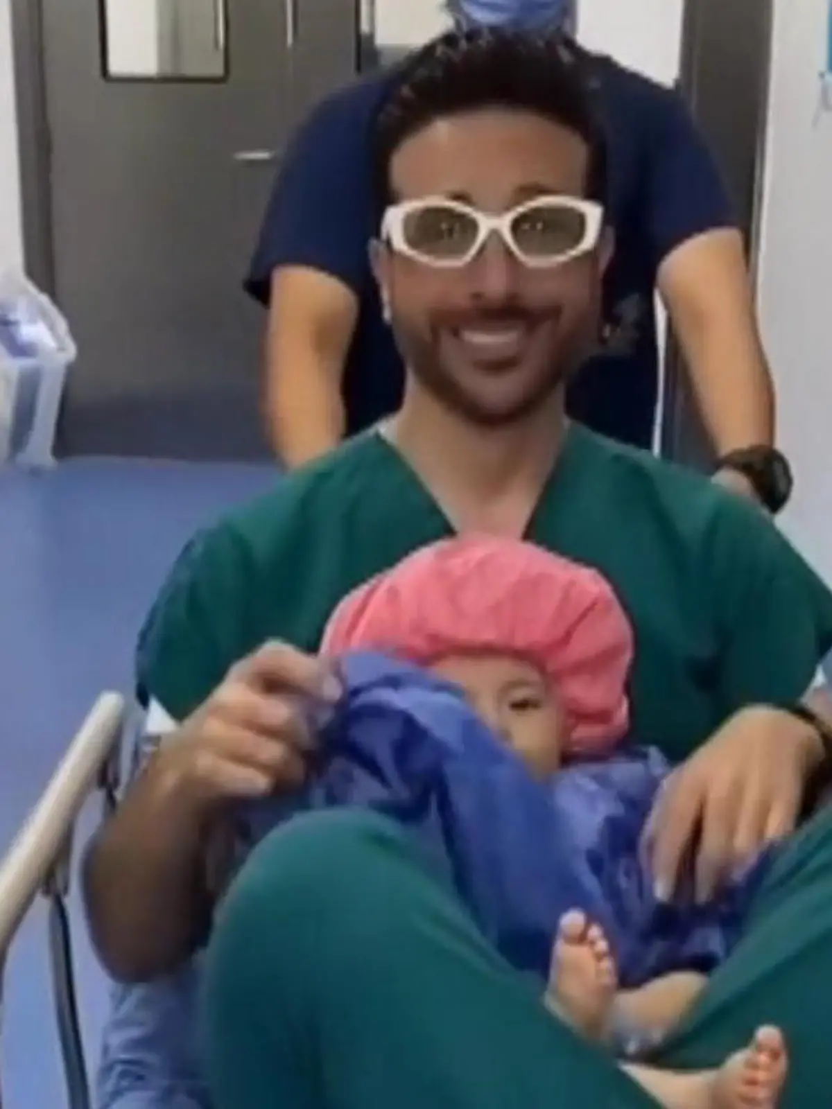 Damit seine kleine Patienten keine Angst vor dem Weg in den OP haben, lässt sich dieser Arzt etwas ganz Besonderes einfallen.
