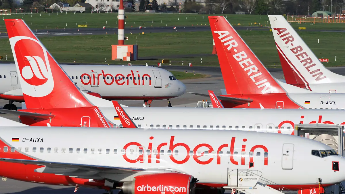 ARCHIV - Ein Flugzeug der Gesellschaft Air Berlin rollt in Berlin vom Terminal C des Flughafens Tegel zum Start (Archivfoto vom 19.04.2010). Die zweitgrößte deutsche Fluggesellschaft Air Berlin dünnt ihr Streckennetz aus, um aus der Verlustzone zu kommen. Die Flotte soll um acht Flugzeuge verkleinert und unrentable Strecken sollen gestrichen werden, kündigte das Unternehmen am Donnerstag (18.08.2011) an. Foto: Soeren Stache dpa +++(c) dpa - Bildfunk+++