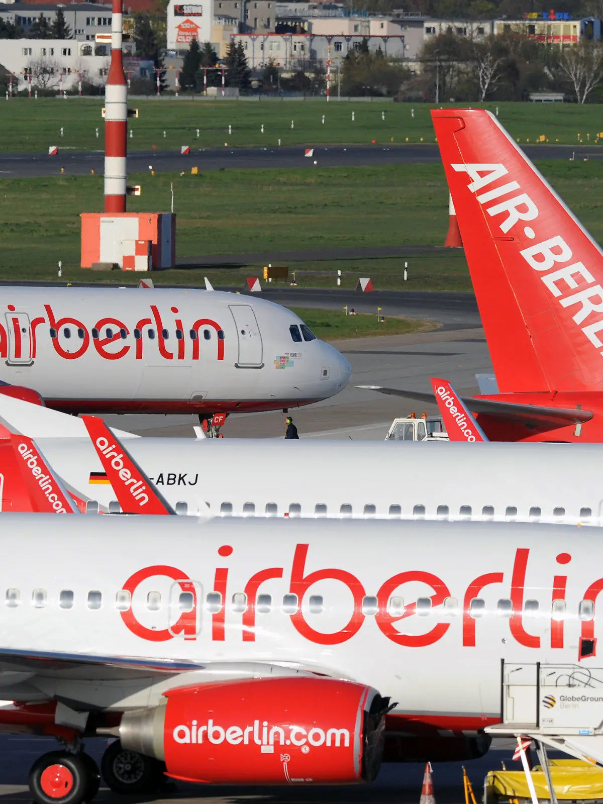 ARCHIV - Ein Flugzeug der Gesellschaft Air Berlin rollt in Berlin vom Terminal C des Flughafens Tegel zum Start (Archivfoto vom 19.04.2010). Die zweitgrößte deutsche Fluggesellschaft Air Berlin dünnt ihr Streckennetz aus, um aus der Verlustzone zu kommen. Die Flotte soll um acht Flugzeuge verkleinert und unrentable Strecken sollen gestrichen werden, kündigte das Unternehmen am Donnerstag (18.08.2011) an.   Foto: Soeren Stache dpa  +++(c) dpa - Bildfunk+++