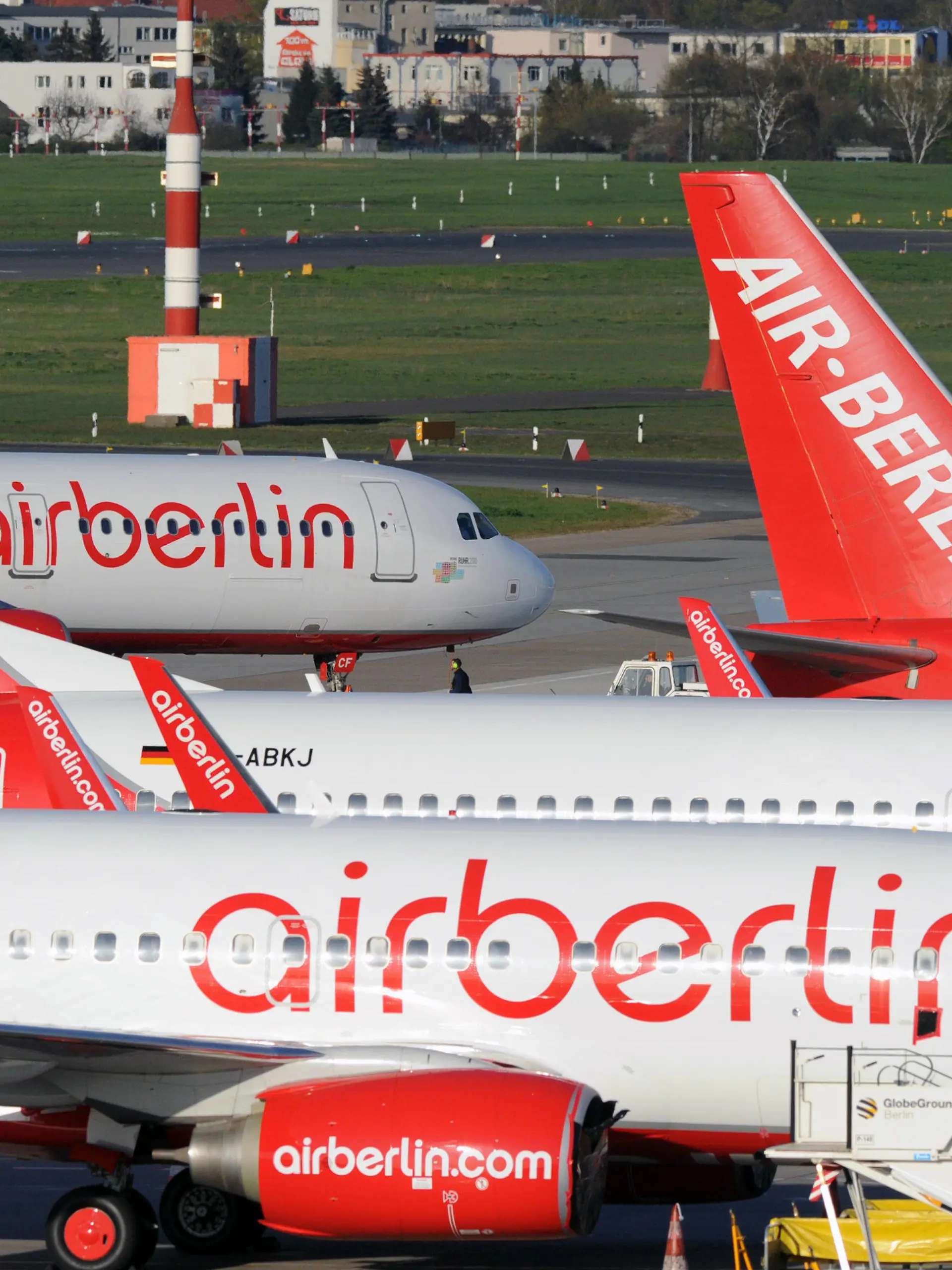 ARCHIV - Ein Flugzeug der Gesellschaft Air Berlin rollt in Berlin vom Terminal C des Flughafens Tegel zum Start (Archivfoto vom 19.04.2010). Die zweitgrößte deutsche Fluggesellschaft Air Berlin dünnt ihr Streckennetz aus, um aus der Verlustzone zu kommen. Die Flotte soll um acht Flugzeuge verkleinert und unrentable Strecken sollen gestrichen werden, kündigte das Unternehmen am Donnerstag (18.08.2011) an.   Foto: Soeren Stache dpa  +++(c) dpa - Bildfunk+++