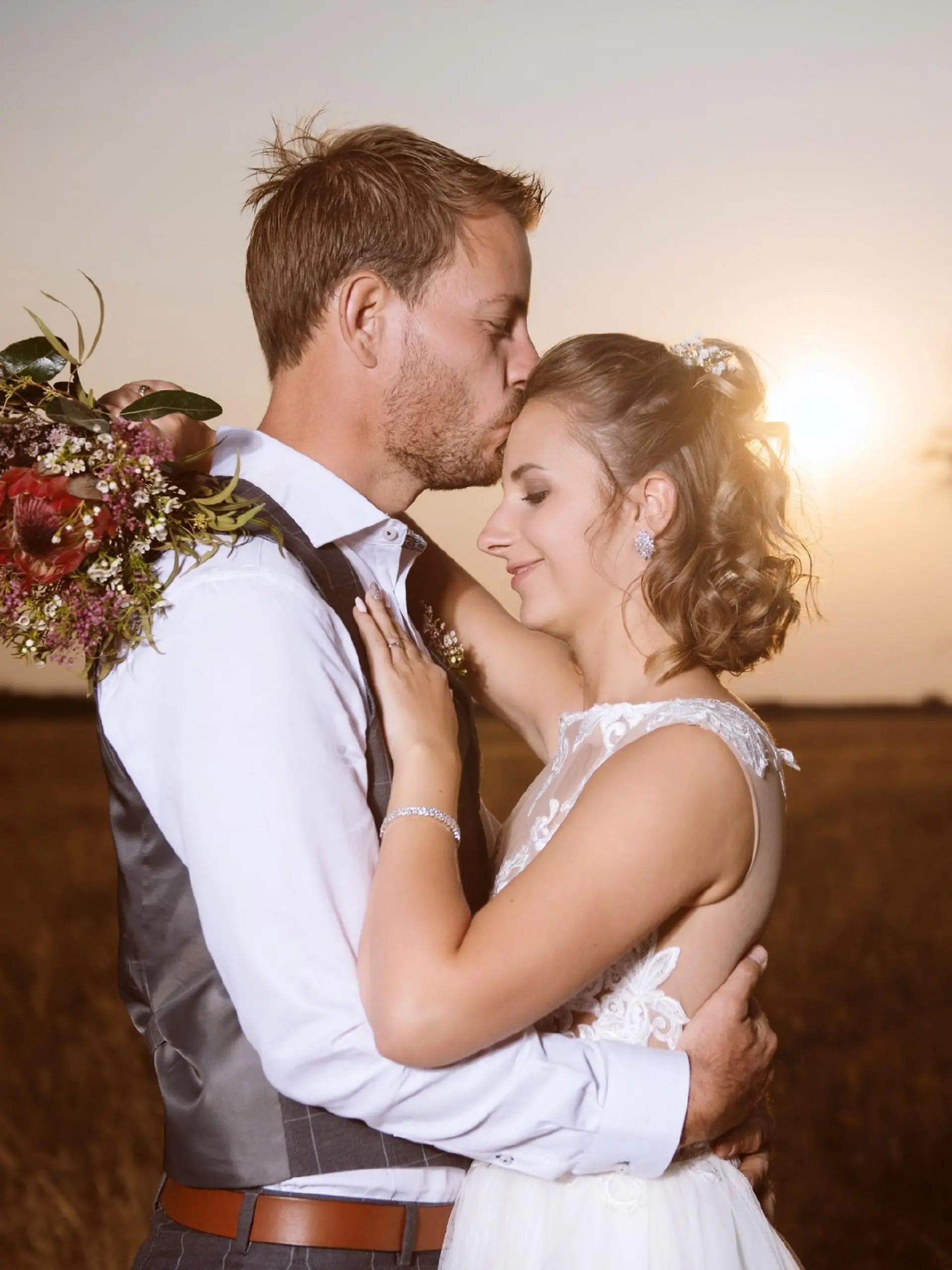 Gerald und Anna Heiser heiraten in Namibia. 