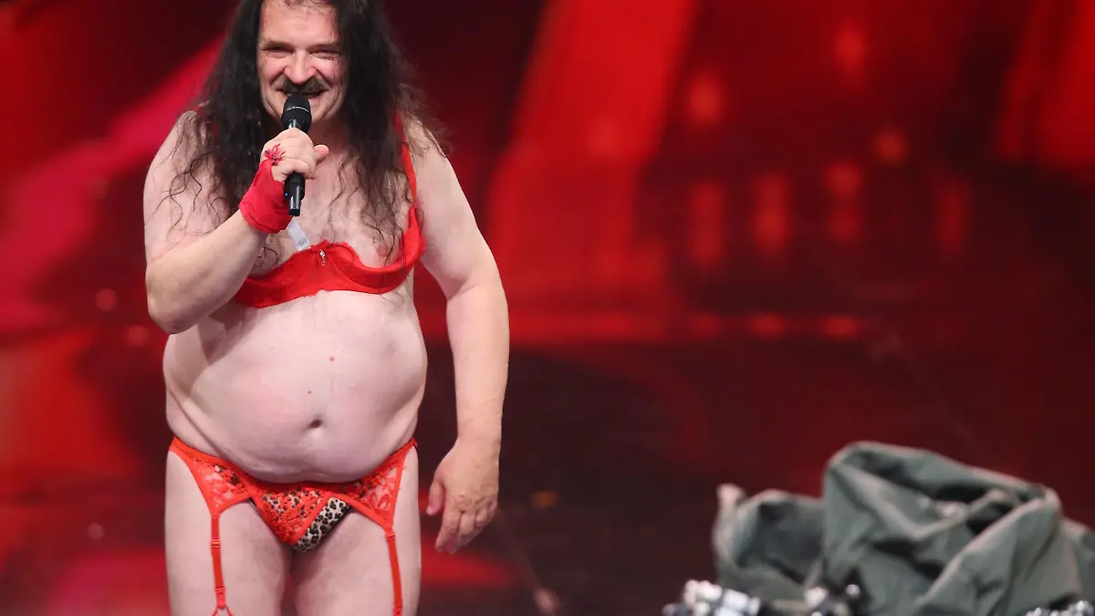 Stefan Chone aus Braunschweig präsentiert eine Pyro-Show mit Strip.