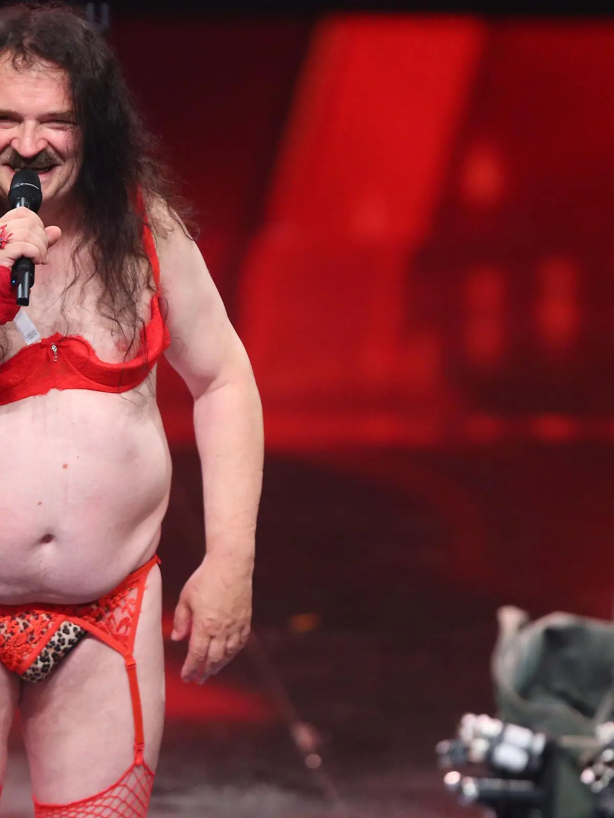 Stefan Chone aus Braunschweig präsentiert eine Pyro-Show mit Strip.