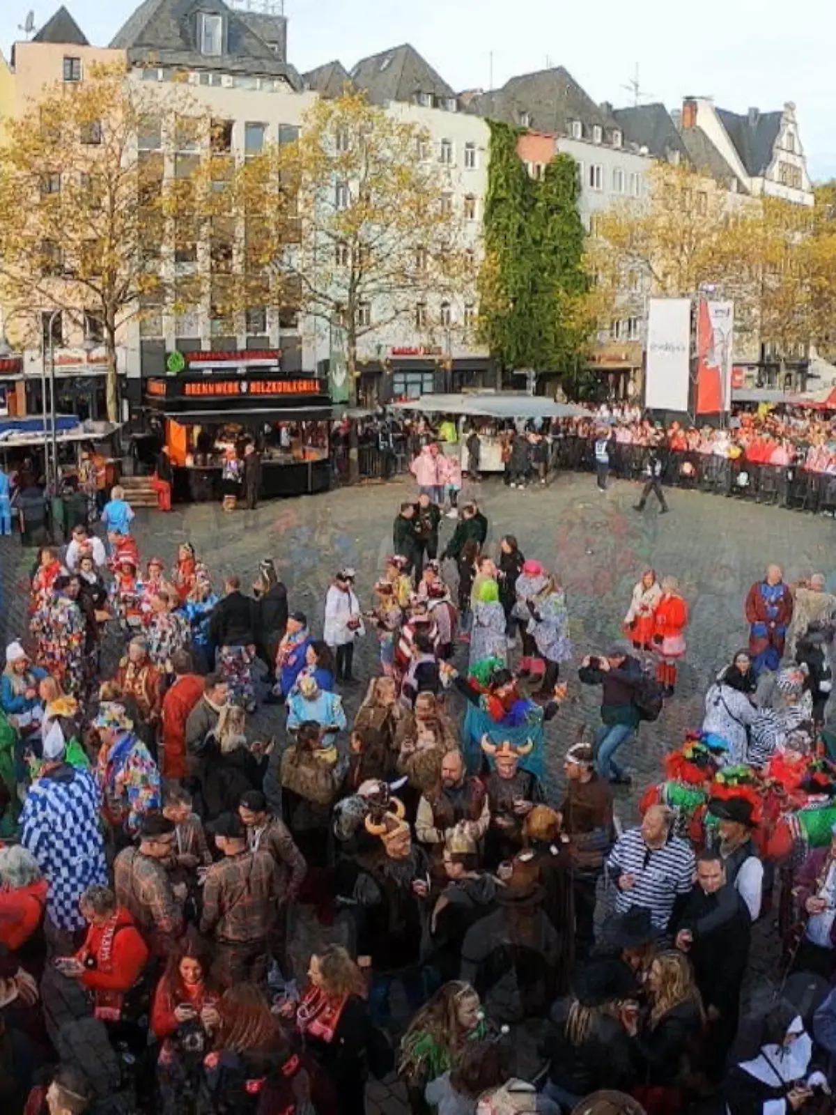 Helau uns Alaaf – es geht wieder los! Spätestens seit 11:11 Uhr an Weiberfastnacht sind die Jecken in den Karnevalshochburgen in Feierlaune, wollen ordentlich Party machen. Polizei und Feuerwehr warnen vor einem Mega-Chaos – wie zu Sessionsbeginn am 11.11.2022, als die Lage eskalierte.