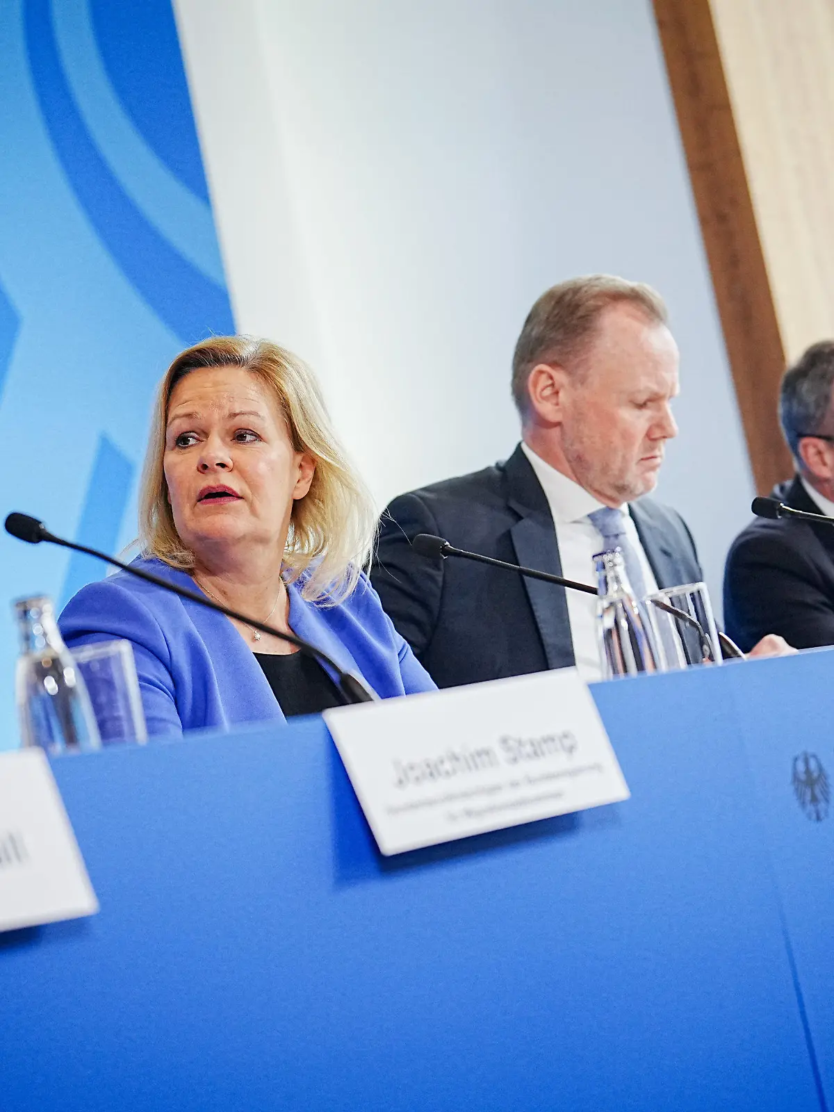 16.02.2023, Berlin: Joachim Stamp (l-r, FDP), Sonderbevollmächtigter der Bundesregierung für Migrationsabkommen, Nancy Faeser (SPD), Bundesministerin für Inneres und Heimat, Andy Grote (SPD), Innensenator von Hamburg, Peter Beuth (CDU), Innenminster von Hessen, und Reinhard Sager, Präsident des Deutschen Landkreistages, geben eine Pressekonferenz nach dem Flüchtlingsgipfel mit Vertretern der Innenministerkonferenz und der kommunalen Spitzenverbände im Innenministerium. Foto: Kay Nietfeld/dpa +++ dpa-Bildfunk +++