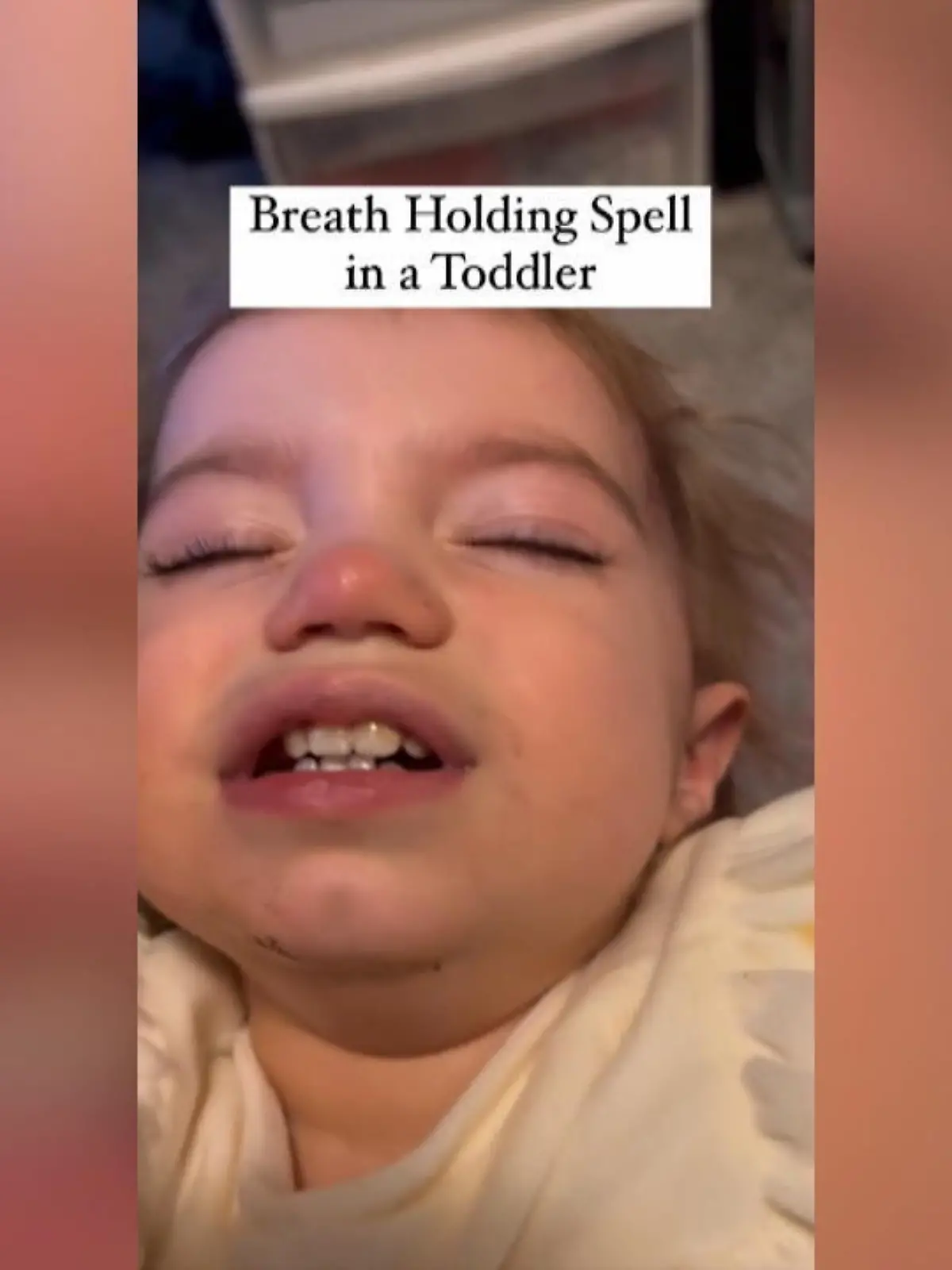 Wenn bei Babys während des Weinens plötzlich der Atem stehen bleibt, nennt man das Affektkrampf. Das kann sogar bis zur Bewusstlosigkeit führen. In diesen Videos reagieren die Mütter genau richtig und nach kurzer Zeit fangen die Babys wieder an zu atmen.