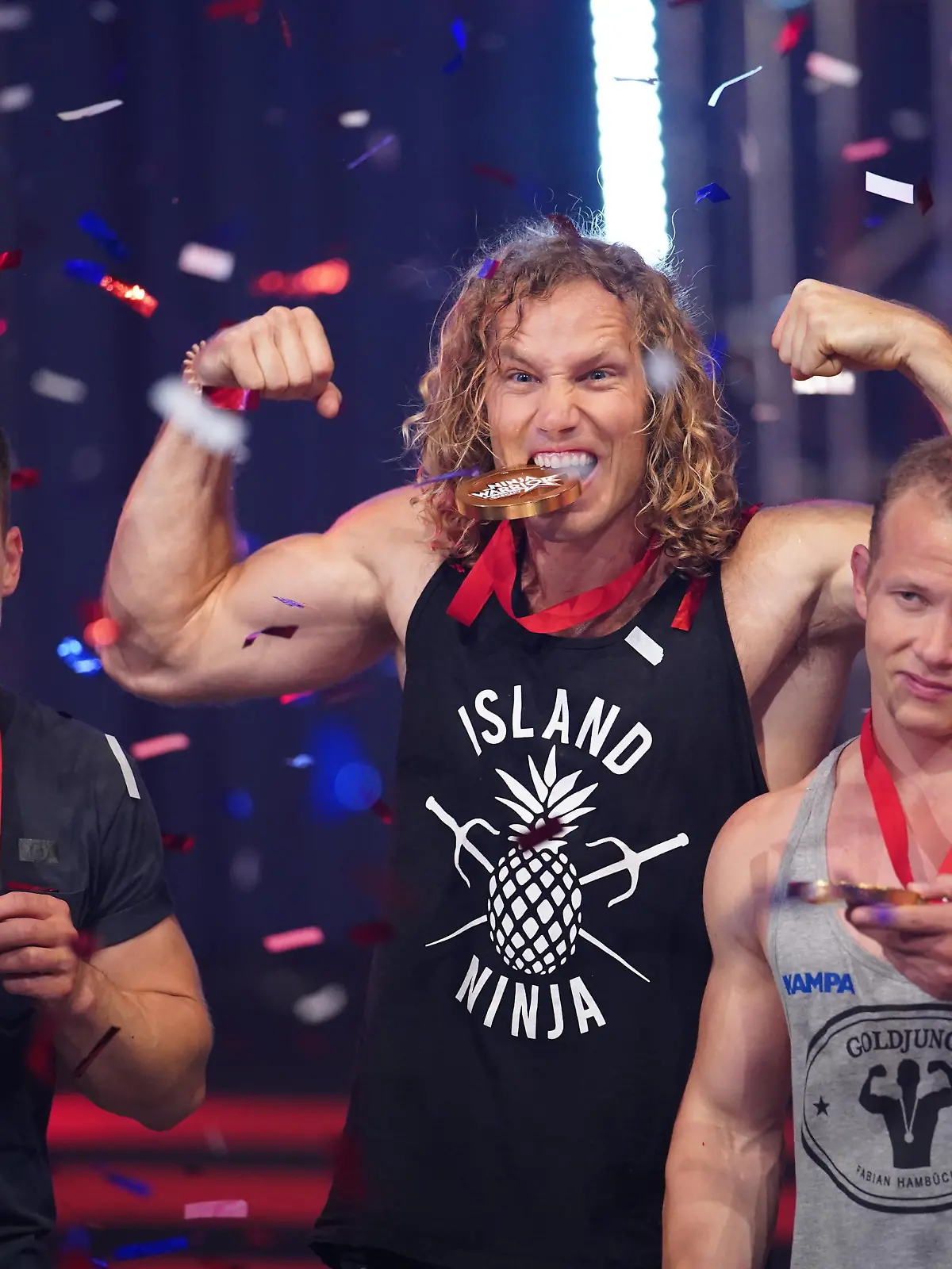 BU: "Island Ninja" Grant McCartney (M.) hat im Finale den Mount Midoriyama schneller als Fabian Hambüchen (r.) und Philipp Boy bezwungen.
BB: Foto: MG RTL D / Stefan Gregorowius, Promispecial, Finale, Mount Midoriyama, AZ 25.05.2018