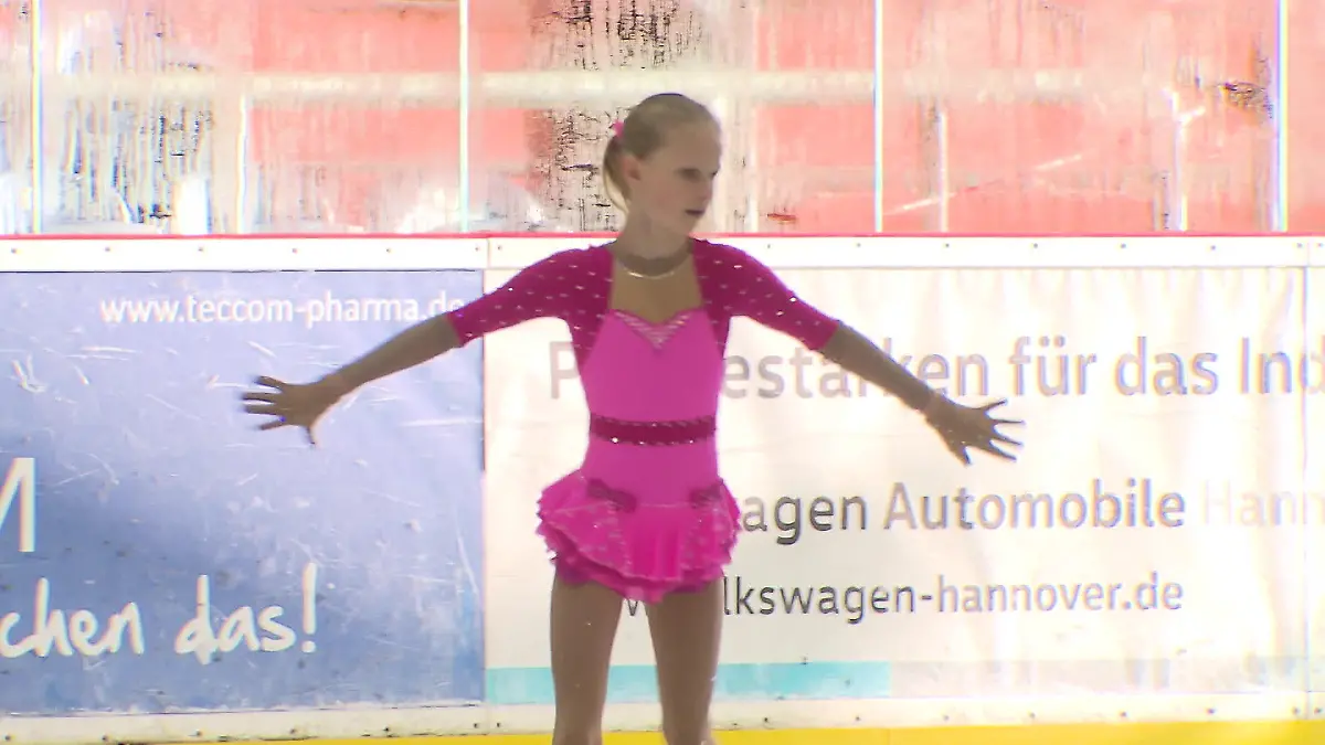 Alena darf zu "Holidays on Ice" Die kleine Eisprinzessin