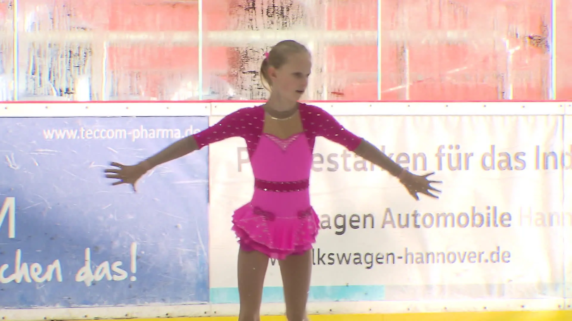 Alena darf zu "Holidays on Ice" Die kleine Eisprinzessin