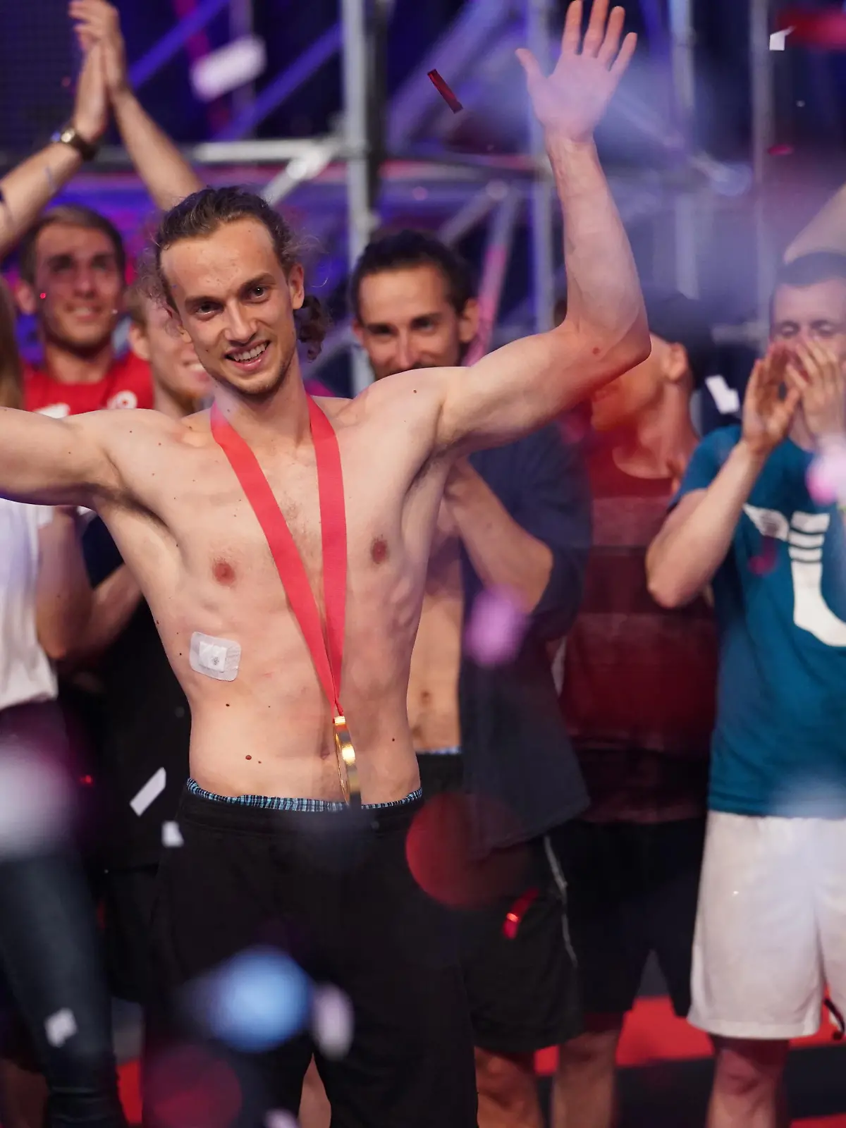 BU: Der Athlet Alexander Wurm aus Köln ist der "Last Man Standing 2018" und wird von den übrigen Finalisten gefeiert.
BB: Dritte Staffel, Foto: MG RTL D / Stefan Gregorowius, Finale, Runde 2, Runde 3, AZ 29.05.2018