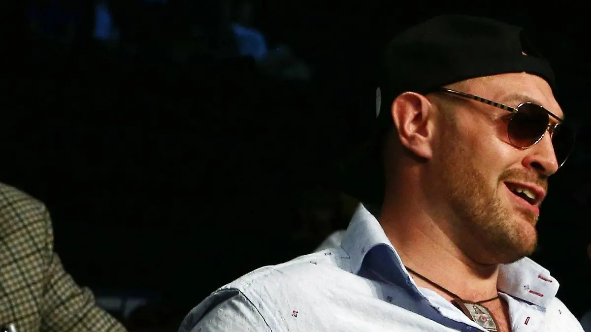 Tyson Fury watches Isaac Lowe and Elvis Guillen during the Featherweight contest at the Two Worlds Collide fight night at the MEN Arena, Manchester on 24th September 2016 / Boxing - Two Worlds Collide Boxing - Undercard 24/9/2016 Manchester Arena, Manchester, United Kingdom 24 September 2016 Â PUBLICATIONxNOTxINxUKxFRAxNEDxESPxSWExPOLxCHNxJPN BPI_MW_Crolla_Undercard_04.jpg
Tyson Fury Watches Isaac Lowe and Elvis Guillen during The featherweight Contest AT The Two Worlds collide Fight Night AT The Men Arena Manchester ON 24th September 2016 Boxing Two Worlds collide Boxing undercard 24 9 2016 Manchester Arena Manchester United Kingdom 24 September 2016 Â PUBLICATIONxNOTxINxUKxFRAxNEDxESPxSWExPOLxCHNxJPN jpg