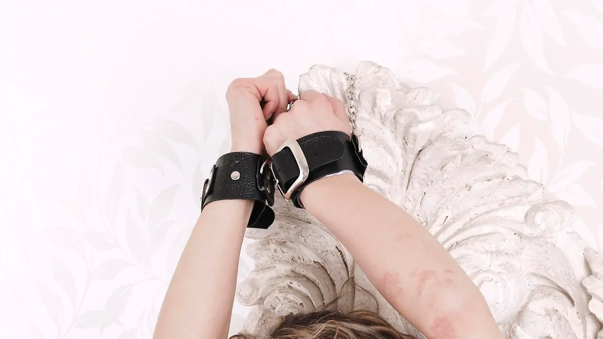 couple with handcuffs Keine Weitergabe an Drittverwerter.
