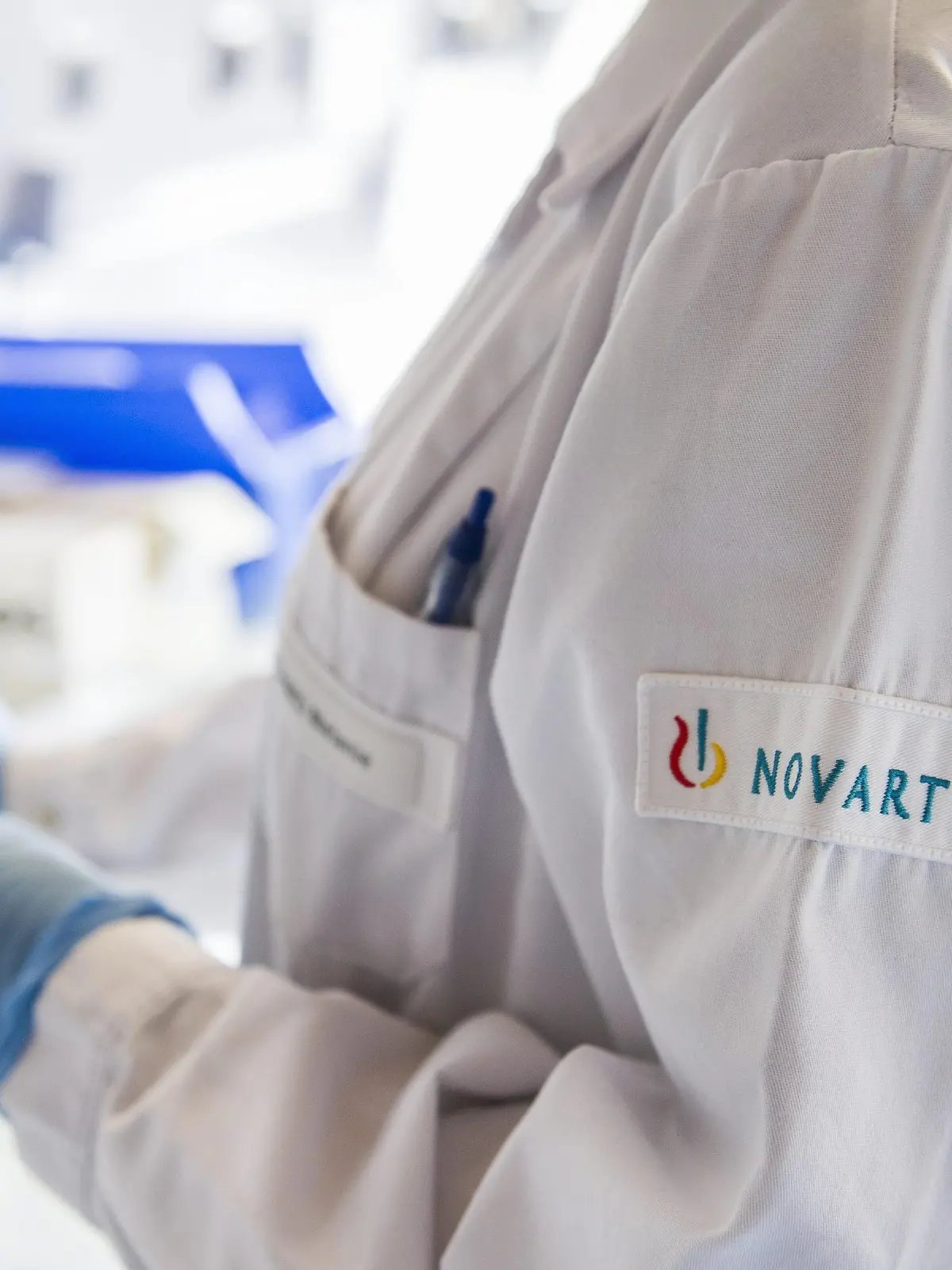Une personne travail dans un laboratoire, durant une visite des lieux lors l'inauguration de la nouvelle unite de Recherche et de Developpement de Novartis sur le site de  Prangins, pres de Nyon, ce vendredi 19 octobre 2012. (KEYSTONE/Yannick Bailly) |