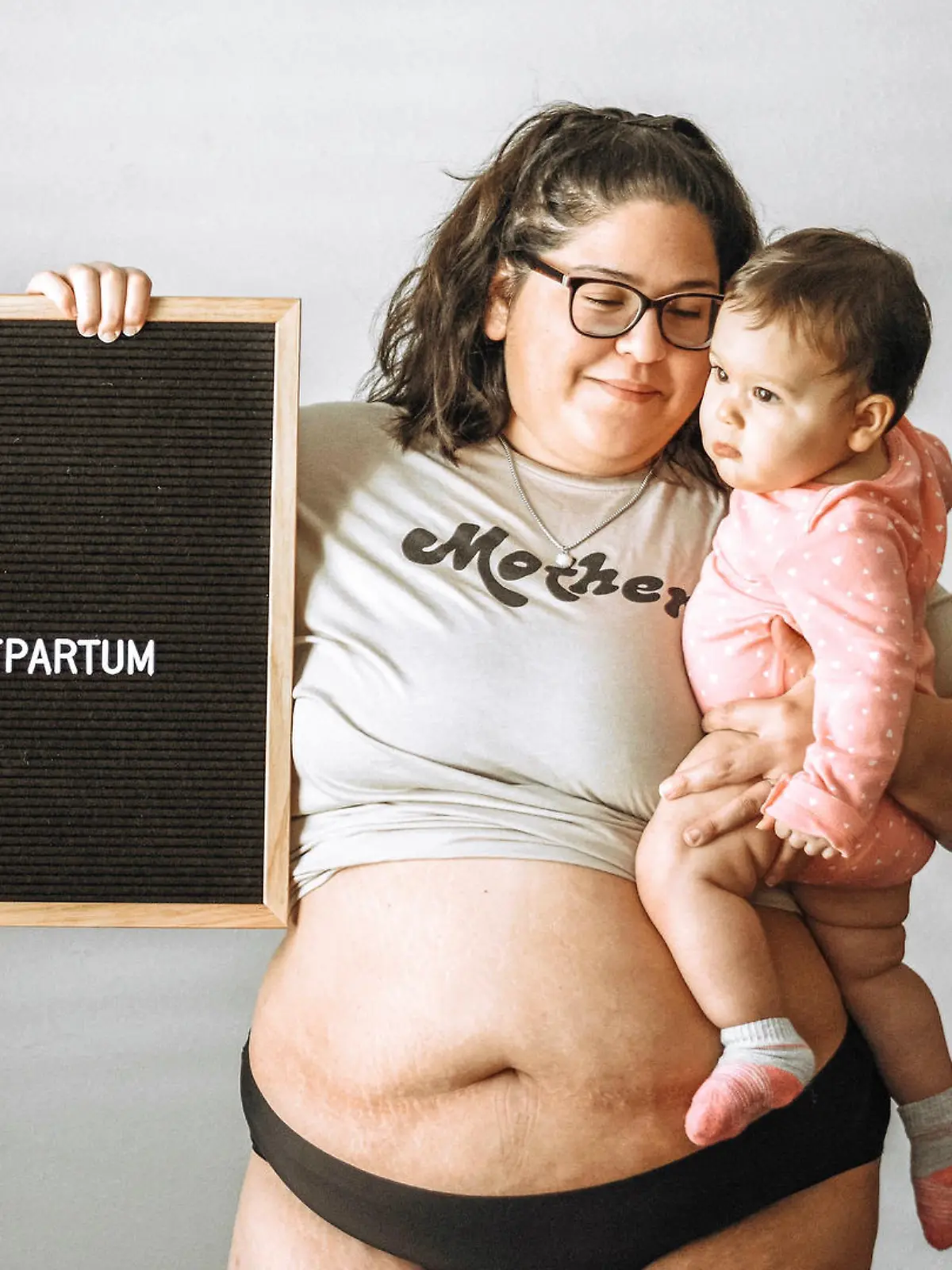 Meg Boggs feiert ihren Körper nach der Geburt ihrer Tochter mit dem Hashtag #this_is_postpartum