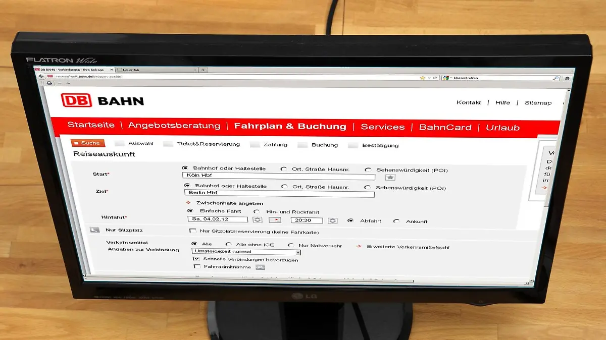 Eine Frau kauft online ein Ticket bei der Deutschen Bahn