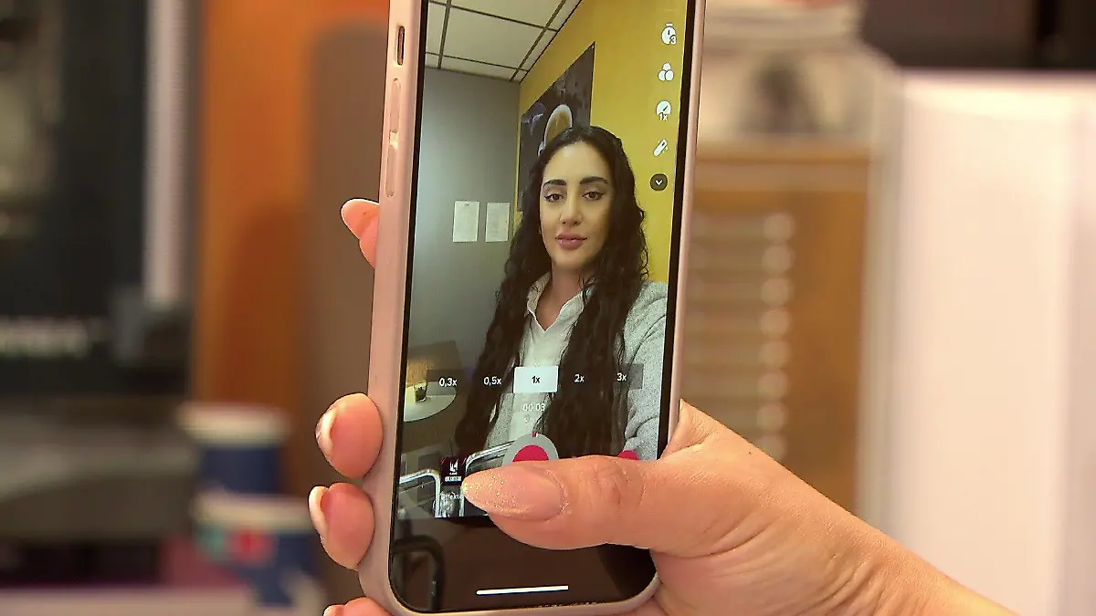 Mit ihren Tiktok-Videos begeistert Esra Cayir auf ihrem Kanal 1,8 Millionen Follower.