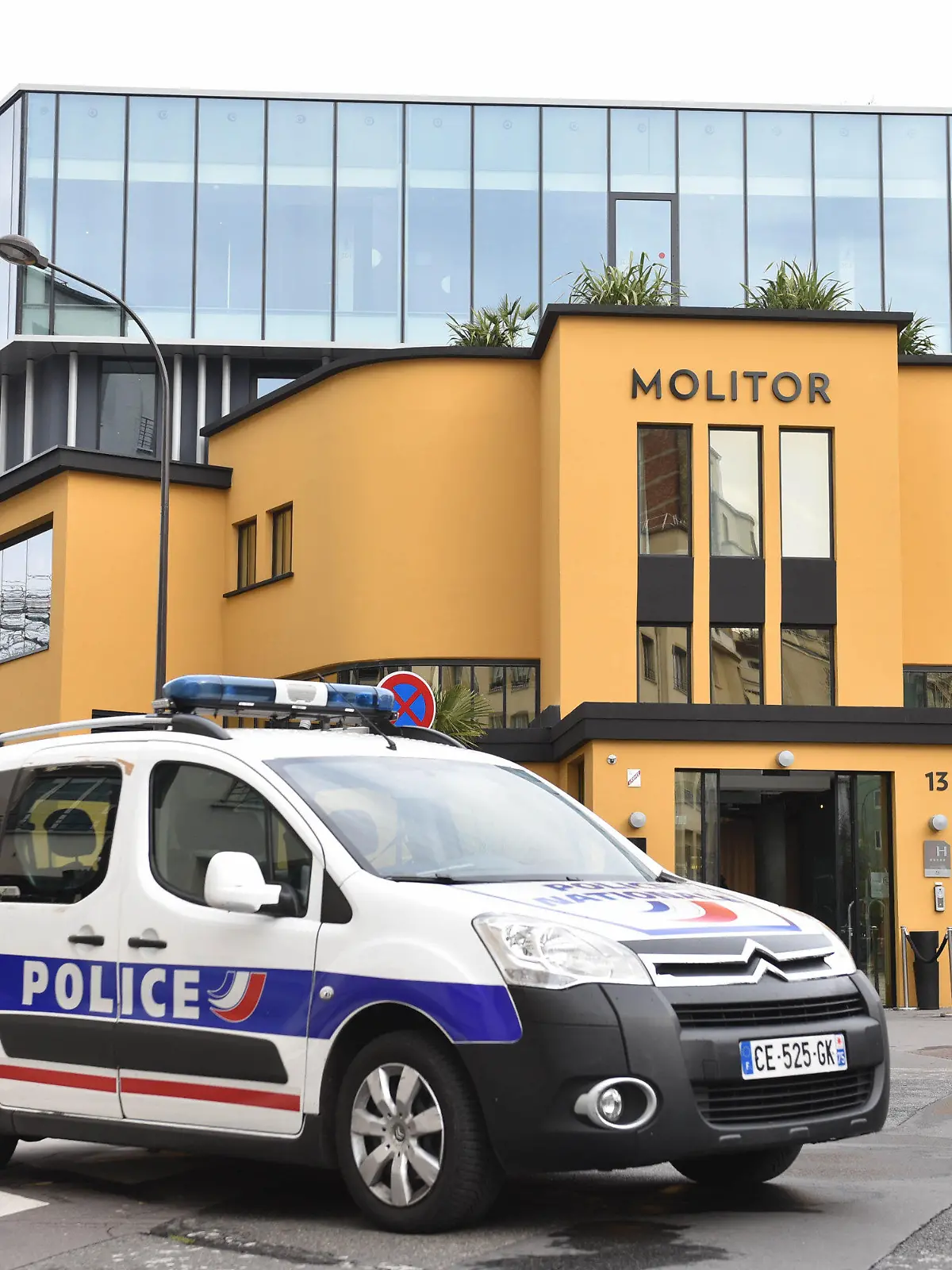 Ein Polizist und ein Polizeiauto stehen am 13.11.2015 in Paris vor dem Teamhotel der deutschen Fußball-Nationalmannschaft. Wenige Stunden vor dem Länderspiel der deutschen Nationalmannschaft in Paris gegen EM-Gastgeber Frankreich gab es eine Bombendrohung gegen das Teamhotel. Foto: Uwe Anspach/dpa +++(c) dpa - Bildfunk+++