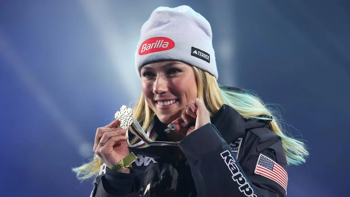 Mikaela Shiffrin mit WM-Gold und Herzanhänger zu Ehren von Papa Jeff