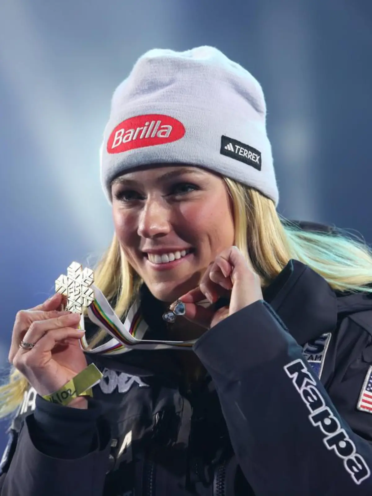 Mikaela Shiffrin mit WM-Gold und Herzanhänger zu Ehren von Papa Jeff