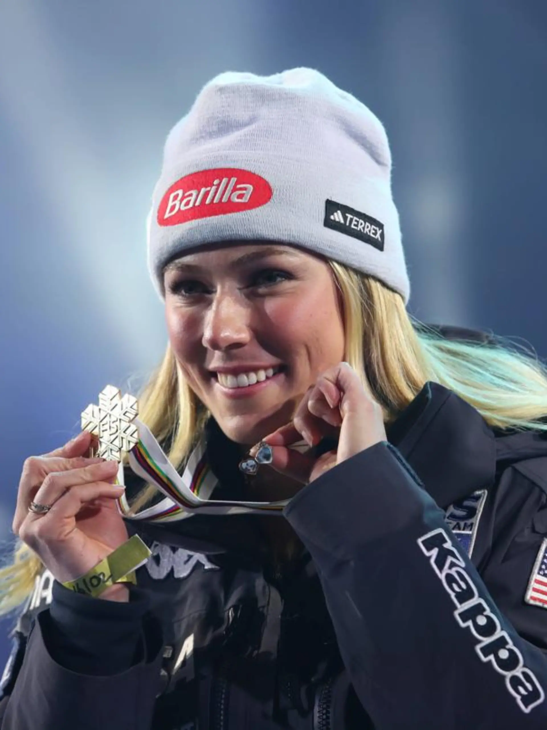 Mikaela Shiffrin mit WM-Gold und Herzanhänger zu Ehren von Papa Jeff