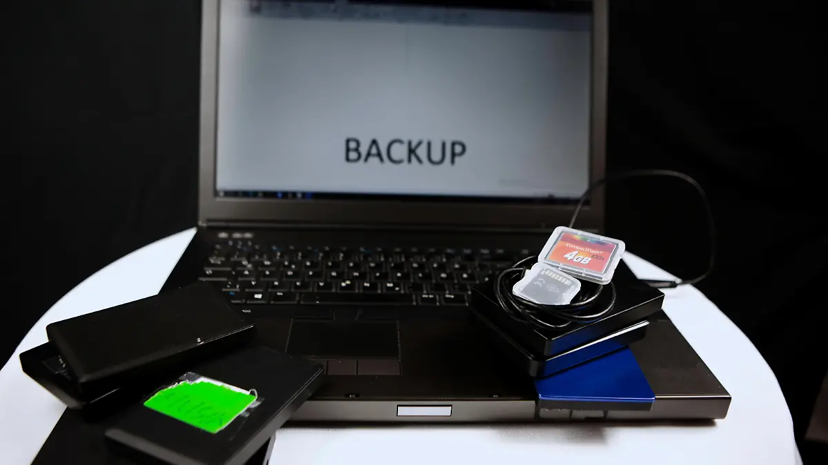 RTL-Backup-Day-Laptop-mit-Festplatten-Speicherkarten-1-Torsten-Rabe MGL8778