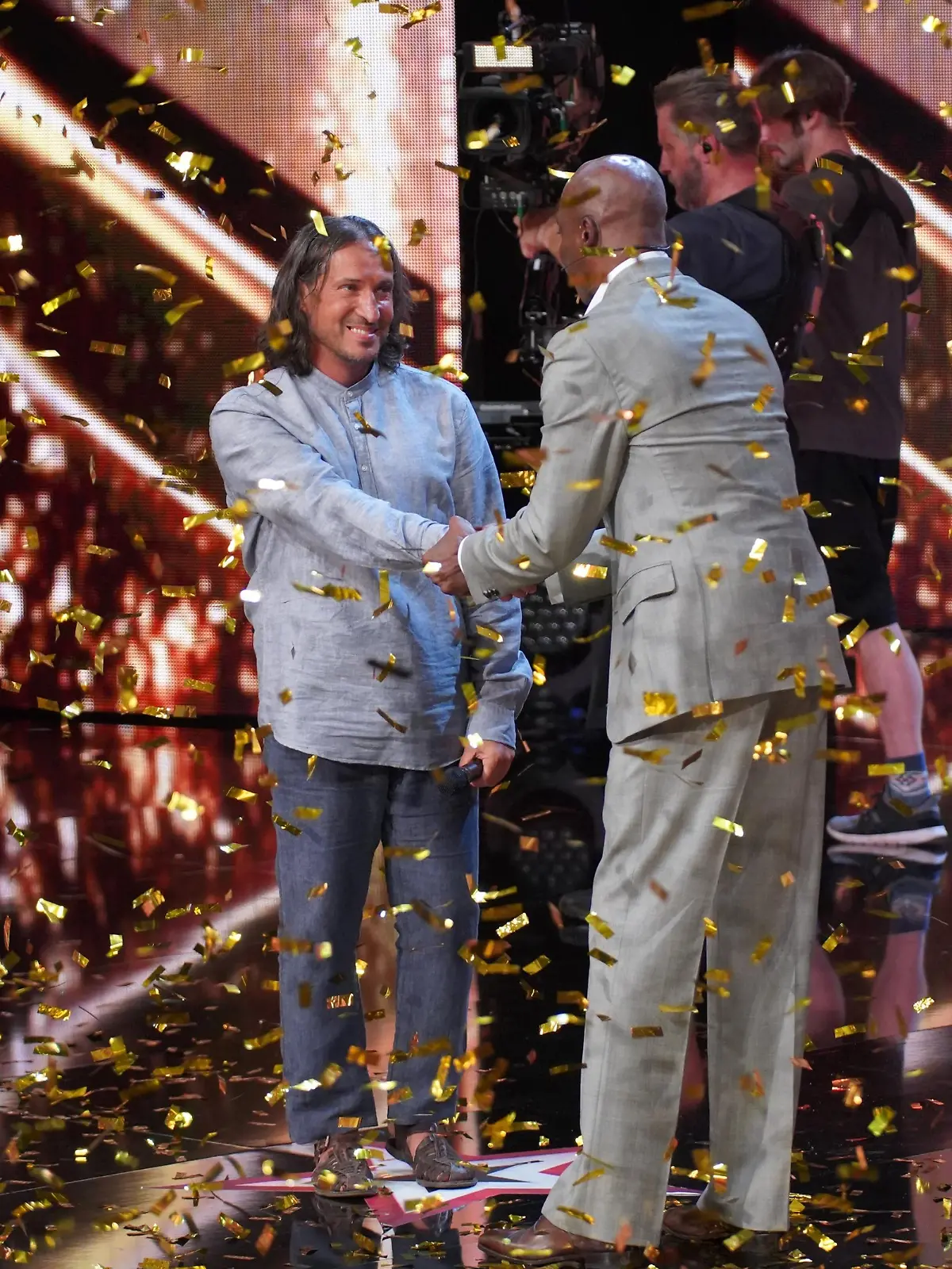 Bruce drückt den Goldenen Buzzer