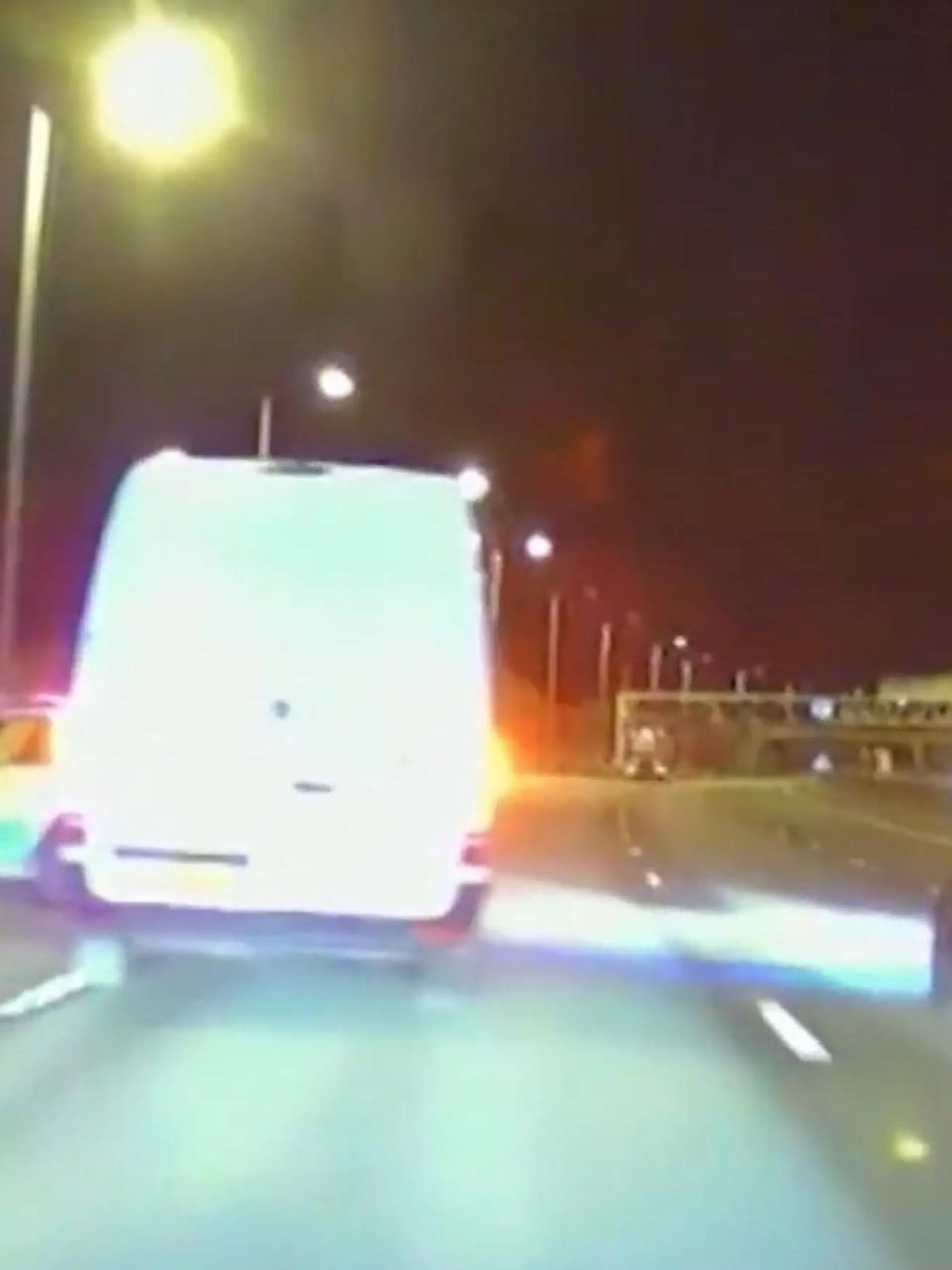 Sie rasten über die Autobahn, hinterlassen ein Trümmerfeld – nun sind die beiden jungen Männer verurteilt worden. Die britische Polizei jagte am Abend des 2. Dezembers 2021 über die Autobahn M1 in Richtung Nottinghamshire. Im Visier: ein 24 Jahre alter Fahrer und dessen 19-jähriger Beifahrer. Sie heizten in einem geklauten Mercedes Sprinter über die Straße. Doch anstatt sich von den Beamten stoppen zu lassen, bliesen sie zur Gegenoffensive. Sie rammten die Polizeiwagen bei voller Fahrt und hinterließen ein wahres Trümmerfeld. Insgesamt waren es über 100.000 Euro Blechschaden. Erst mit der Unterstützung von weiteren Streifenwagen konnten der Mercedes angehalten und die zwei Männer festgenommen werden. Jetzt müssen sie für über zwei Jahre ins Gefängnis, ihre Führerscheine sehen sie so schnell auch nicht wieder. Im Video sehen Sie die actionreiche Verfolgungsjagd