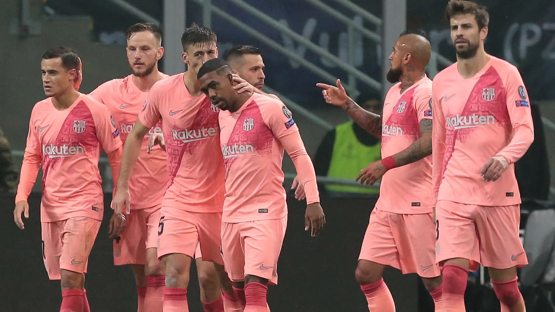 MILAN, ITALY - NOVEMBER 06: Malcom (C) of FC Barcelona celebrates with his team-mates after scoring the opening goal during the Group B match of the UEFA Champions League between FC Internazionale and FC Barcelona at San Siro Stadium on November 6, 2018 in Milan, Italy. (Photo by Emilio Andreoli/Getty Images)