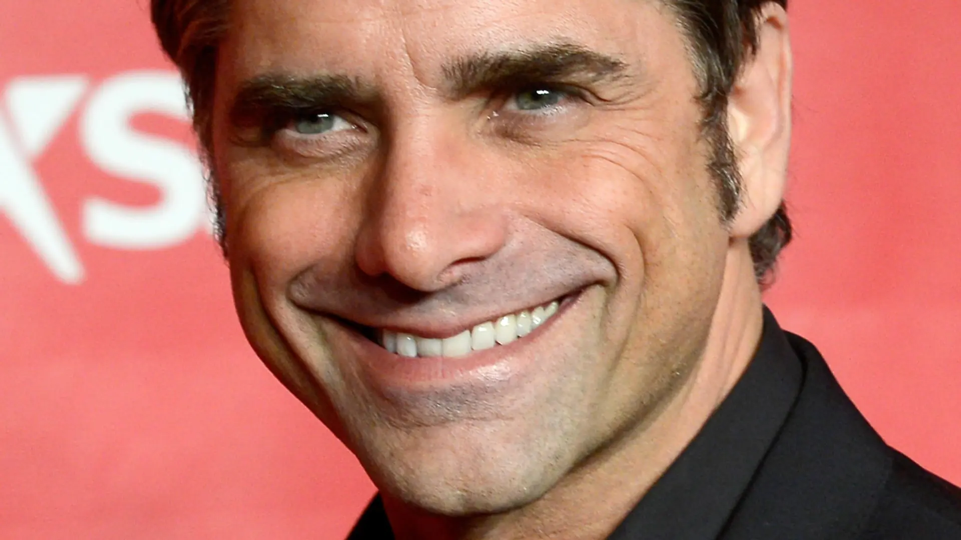 John Stamos lacht
