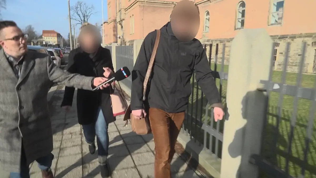 RTL-Reporter Frank Vacik konfrontierte den verurteilten Kinderschänder nach dem Urteil.