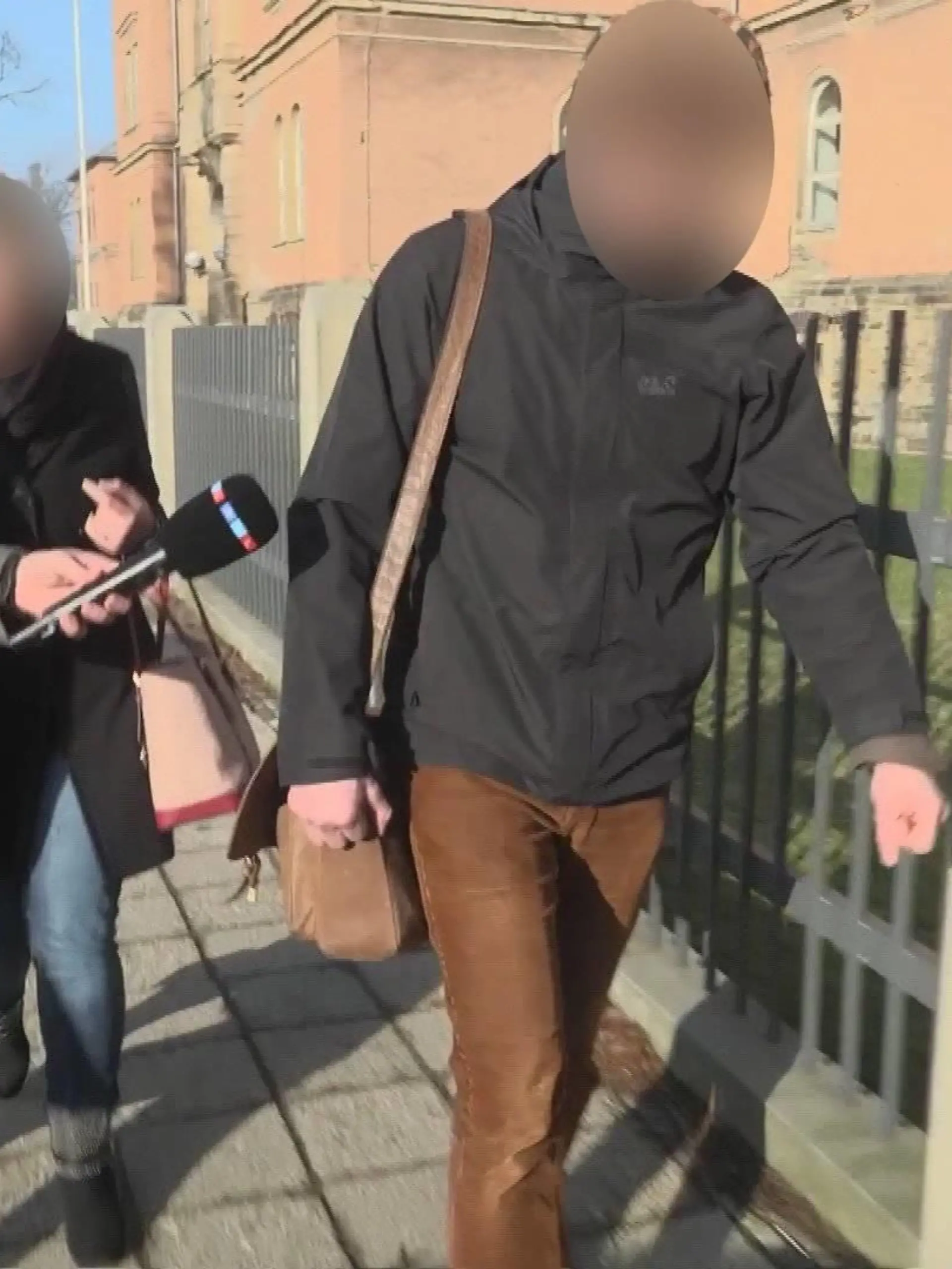 RTL-Reporter Frank Vacik konfrontierte den verurteilten Kinderschänder nach dem Urteil.