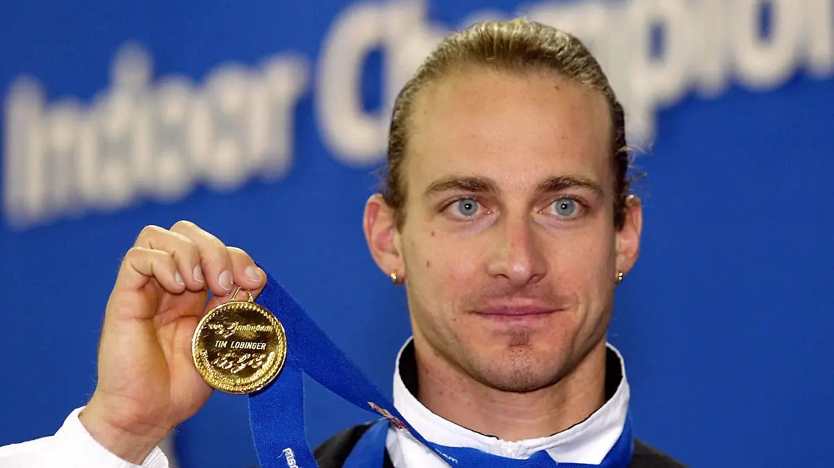 Weltmeister Tim Lobinger (Deutschland) präsentiert stolz seine Goldmedaille