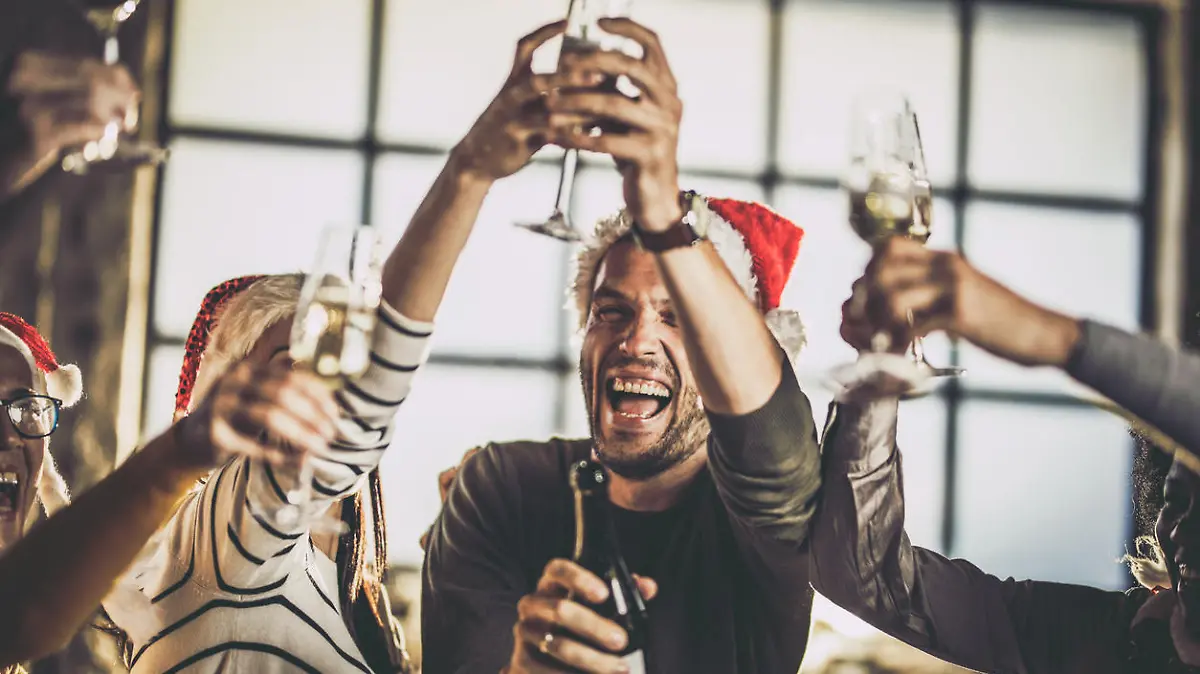 Ausgelassene Stimmung auf einer Weihnachtsfeier.