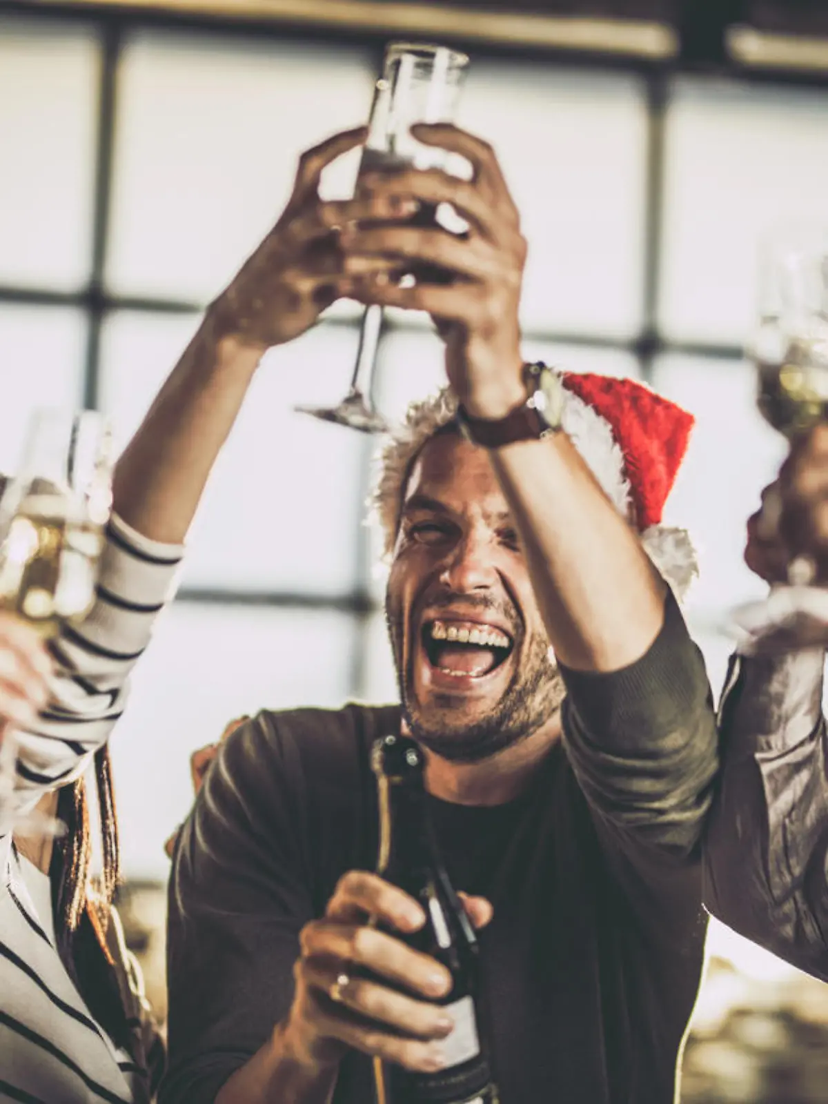 Ausgelassene Stimmung auf einer Weihnachtsfeier.