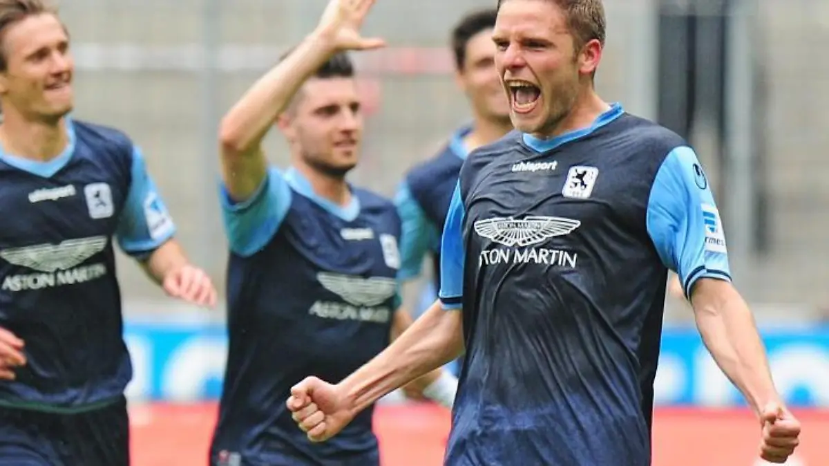 Der Münchner Dominik Stahl (r) traf per indirektem Freistoß zum 1:0. Foto: Marc Müller
