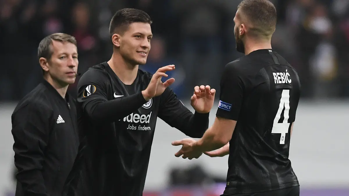 25.10.2018, Hessen, Frankfurt/Main: Fußball: Europa League, Eintracht Frankfurt - Apollon Limassol, Gruppenphase, Gruppe H, 3. Spieltag in der Commerzbank-Arena. Frankfurts Luka Jovic (M) kommt für Ante Rebic (r) ins Spiel. Foto: Arne Dedert/dpa +++ dpa-Bildfunk +++