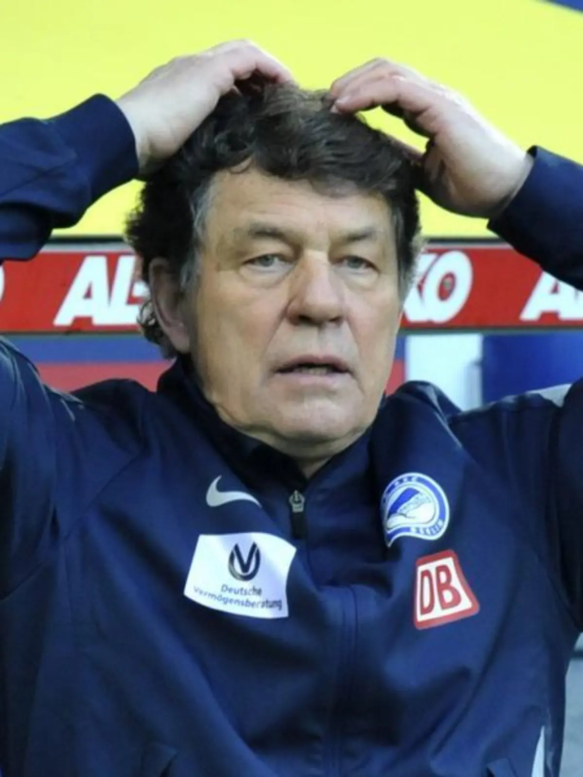 Berlins neuer Trainer Otto Rehhagel musste mit ansehen, wie die Hertha durch Oehrls Doppelpack in Rückstand geriet. Foto: Frank Leonhardt