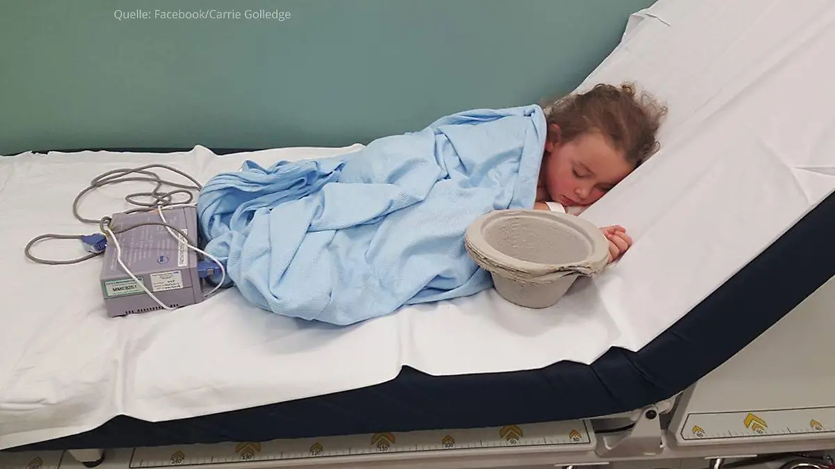 Kleines Mädchen liegt auf Krankenhausliege