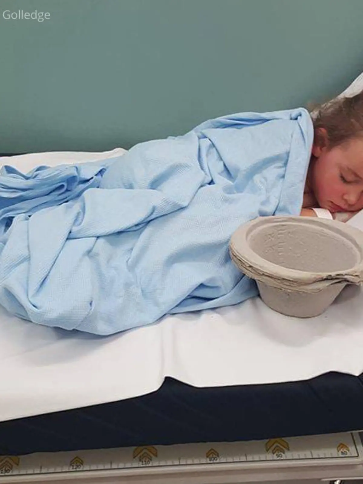 Kleines Mädchen liegt auf Krankenhausliege